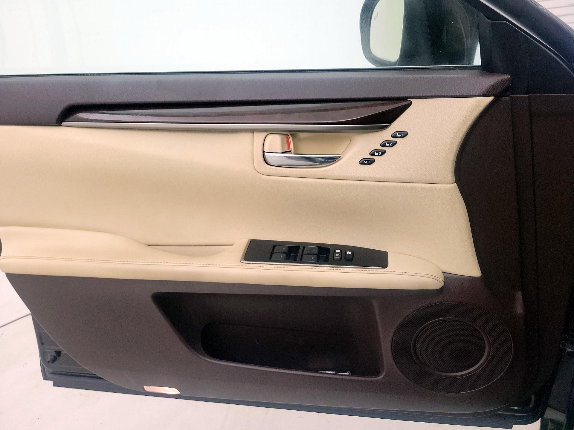 Thumbnail: 2018 Lexus ES - 12