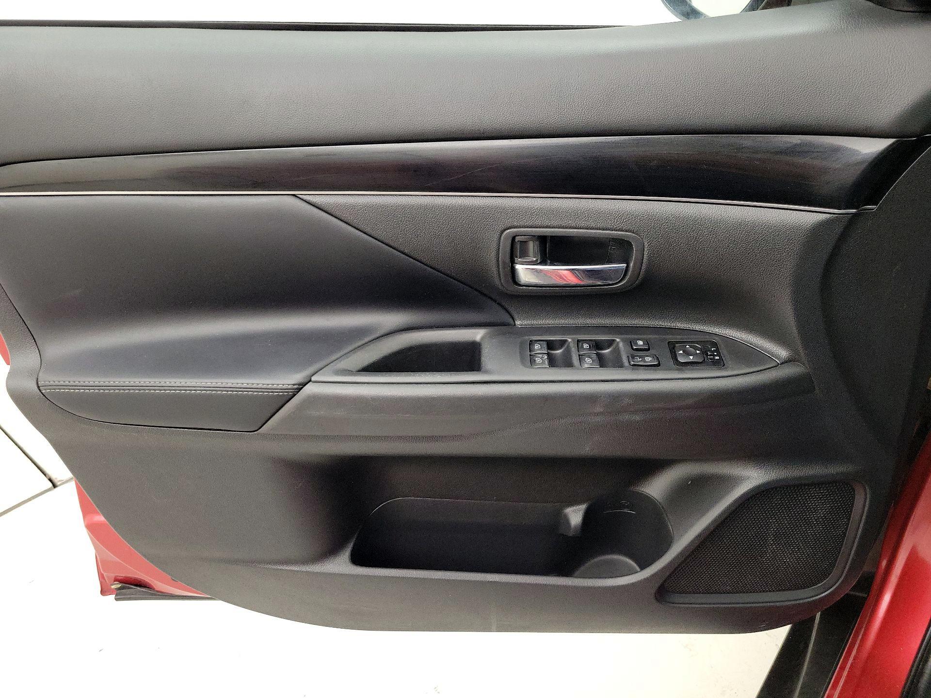 Thumbnail: 2019 Mitsubishi Outlander - 12