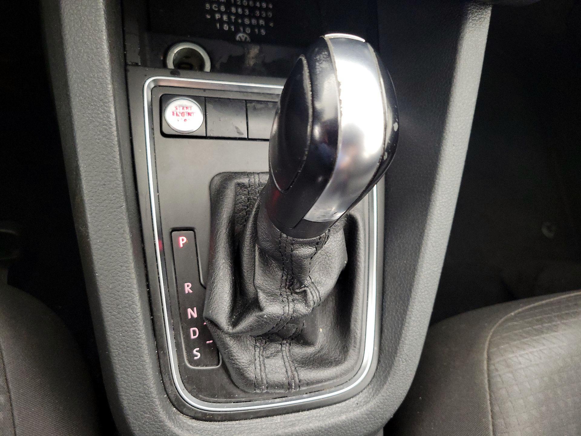 Thumbnail: 2015 Volkswagen Jetta - 16