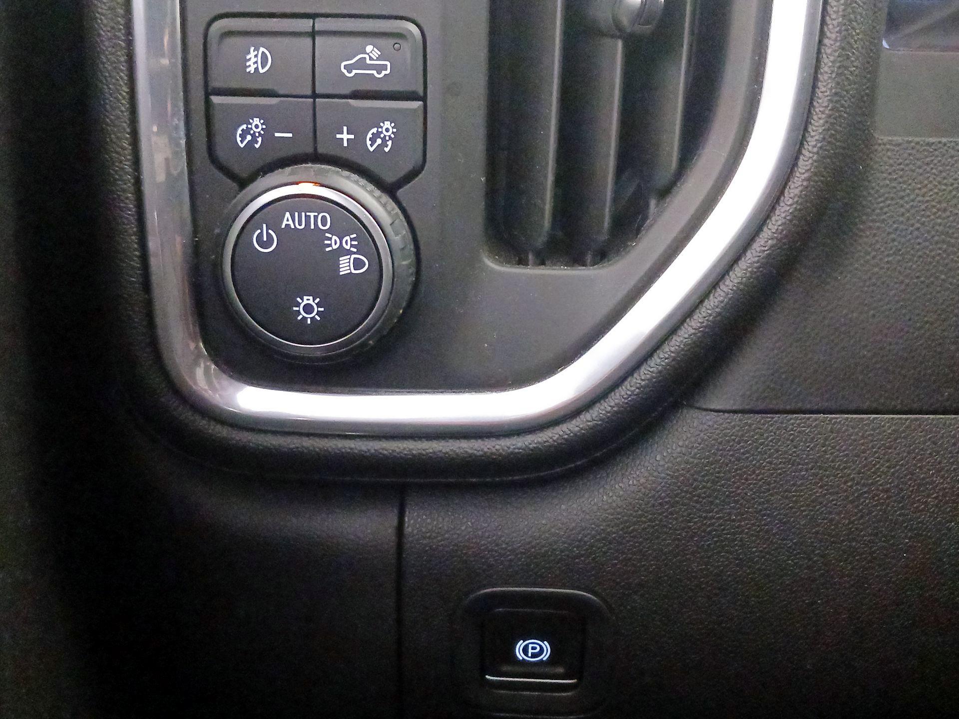 Thumbnail: 2020 Chevrolet Silverado 1500 - 13