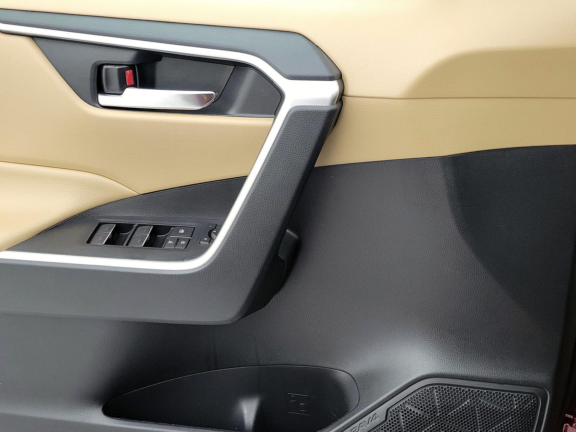 Thumbnail: 2022 Toyota RAV4 - 12