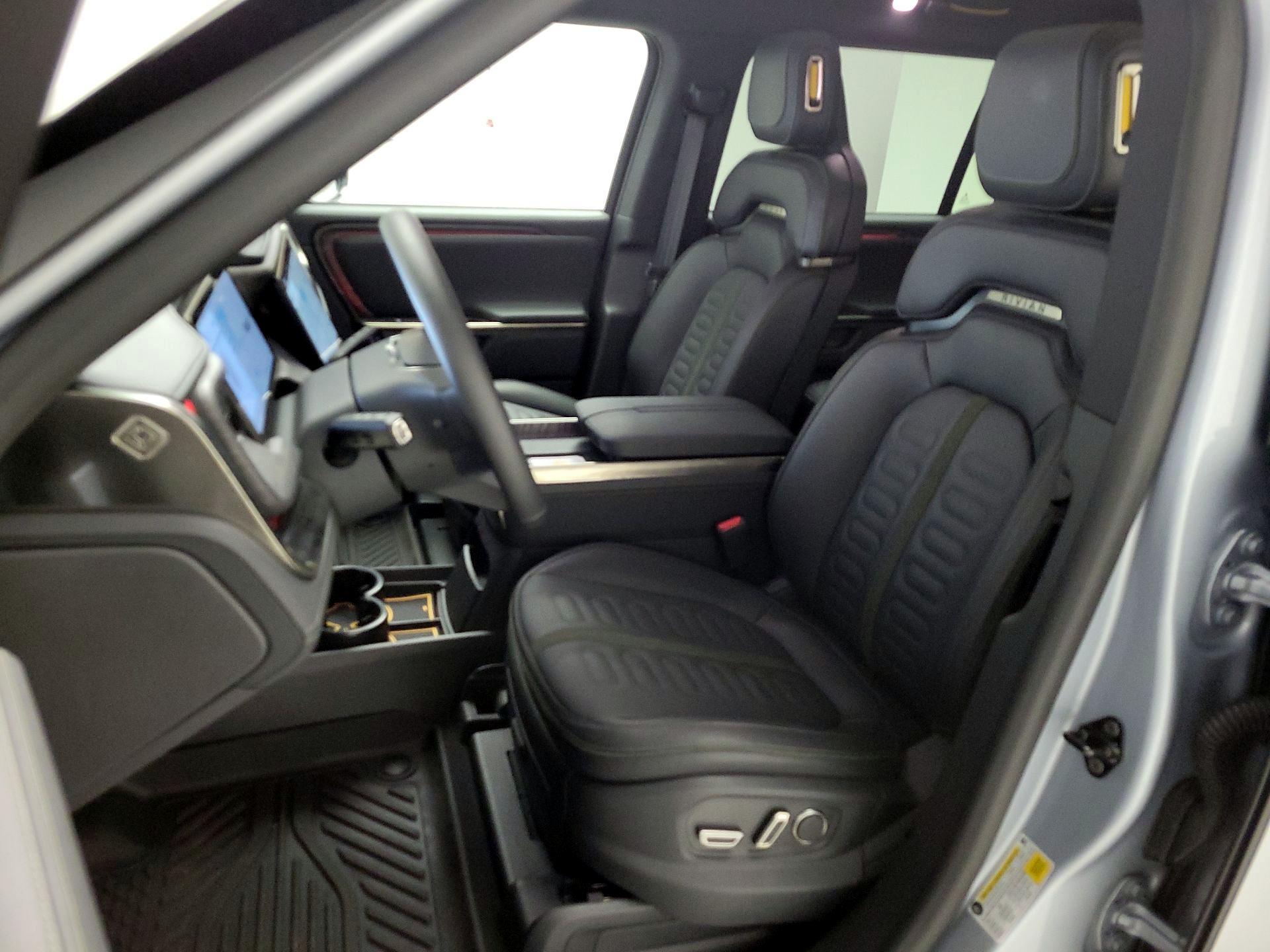 Thumbnail: 2026 Rivian R1S - 11