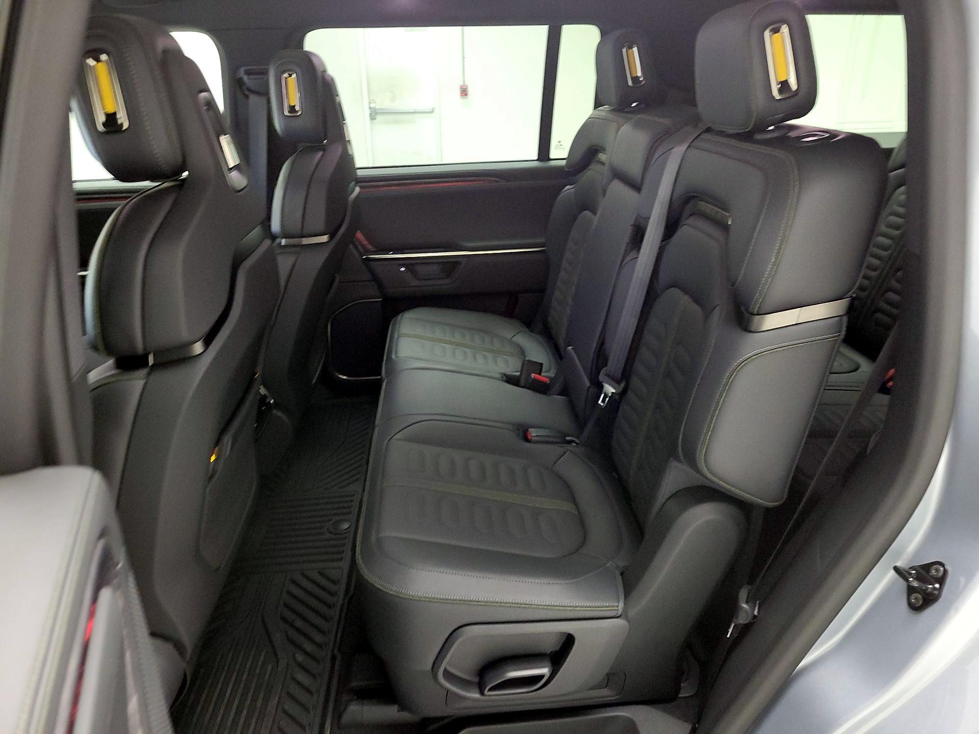 Thumbnail: 2026 Rivian R1S - 19