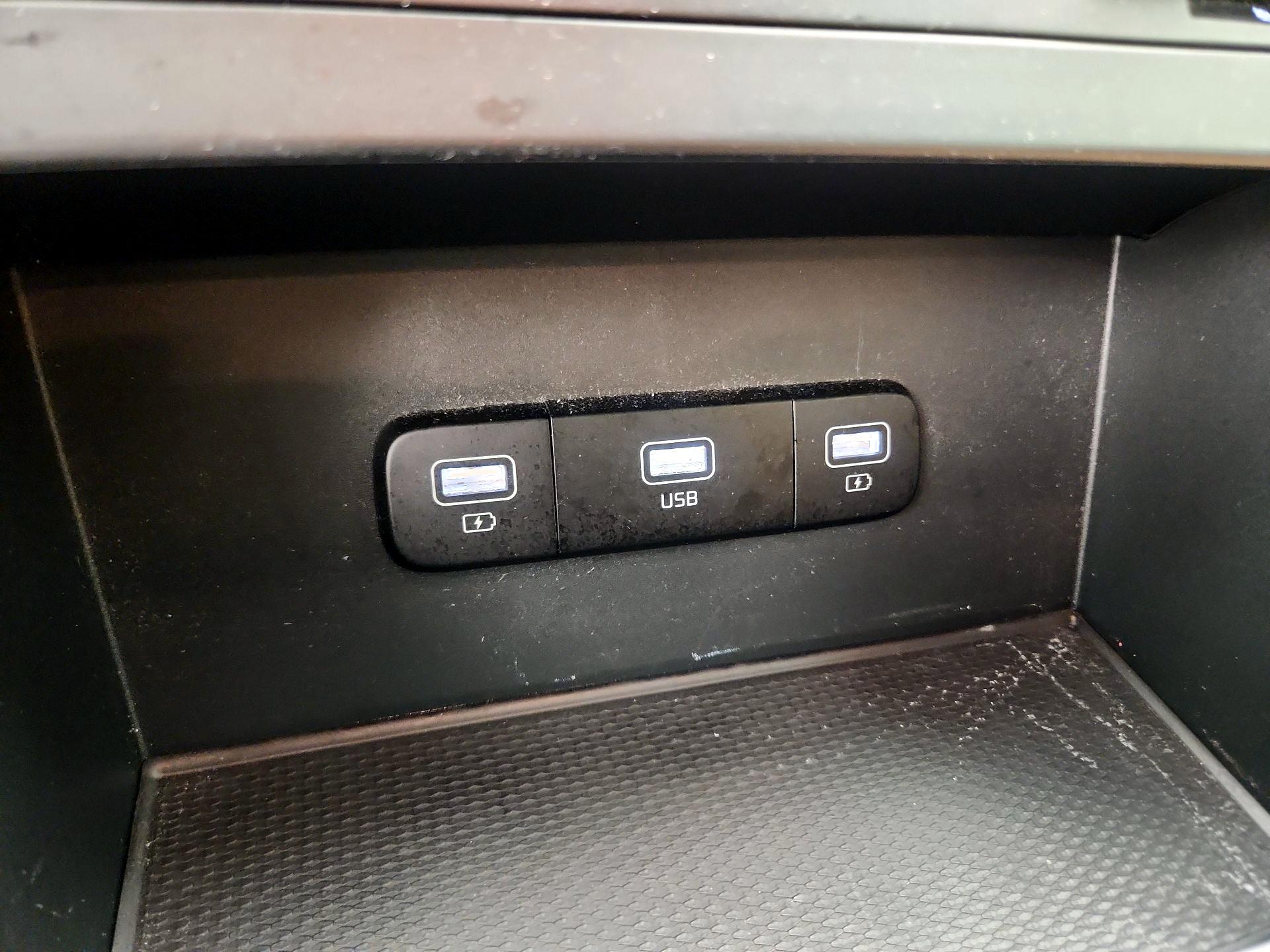 Thumbnail: 2023 Kia Carnival - 18