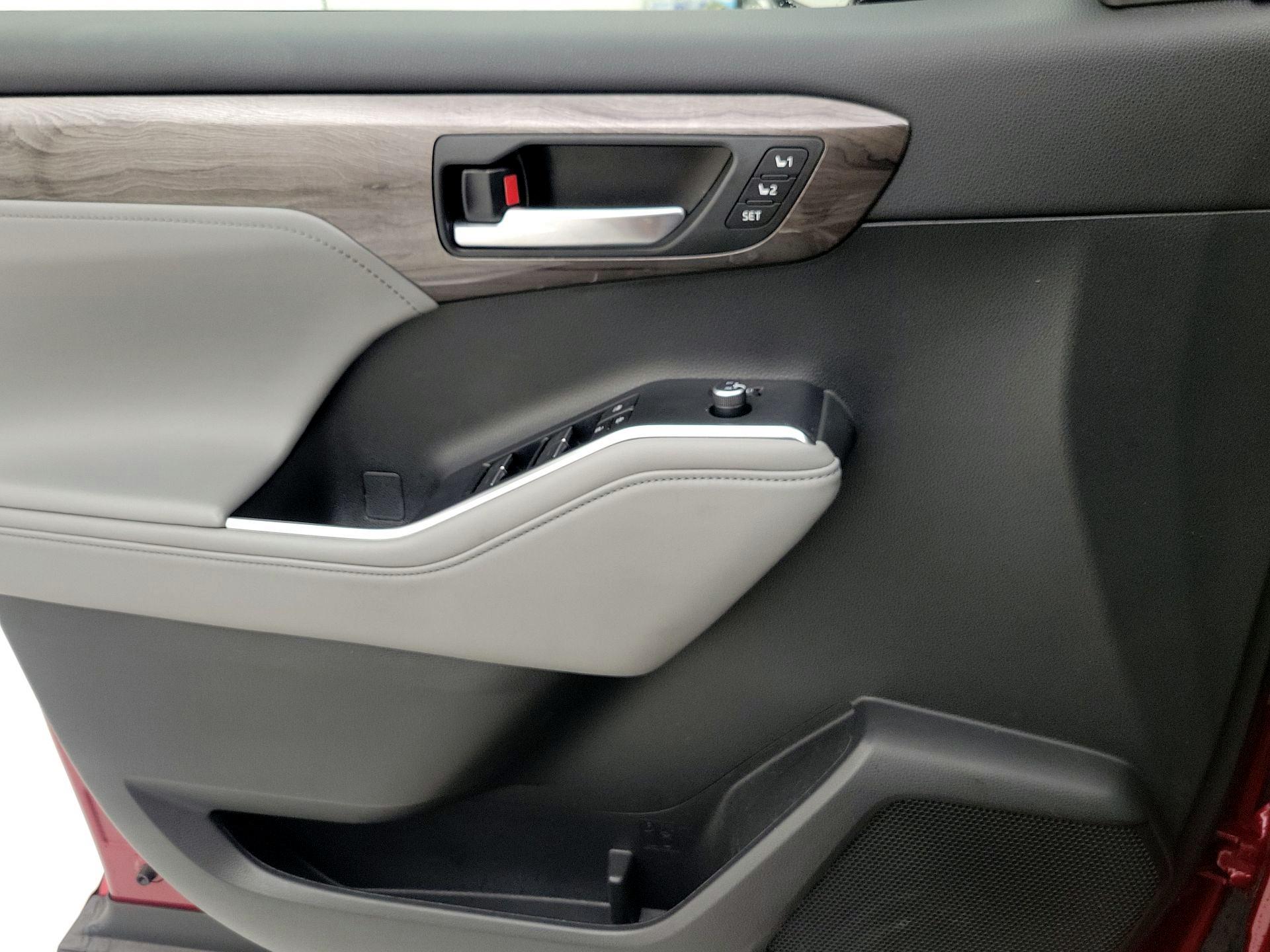 Thumbnail: 2023 Toyota Highlander - 12