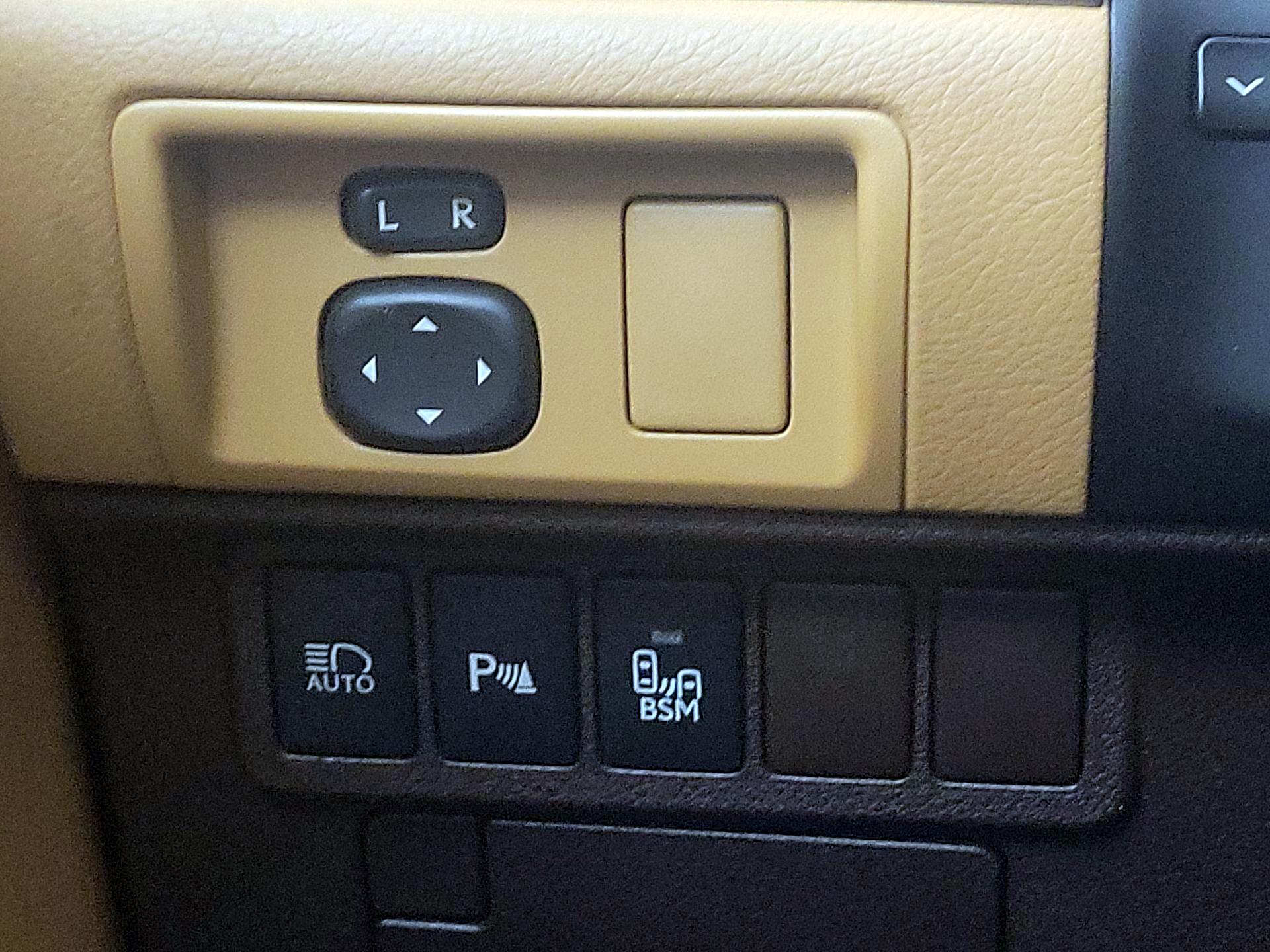 Thumbnail: 2018 Lexus ES - 13