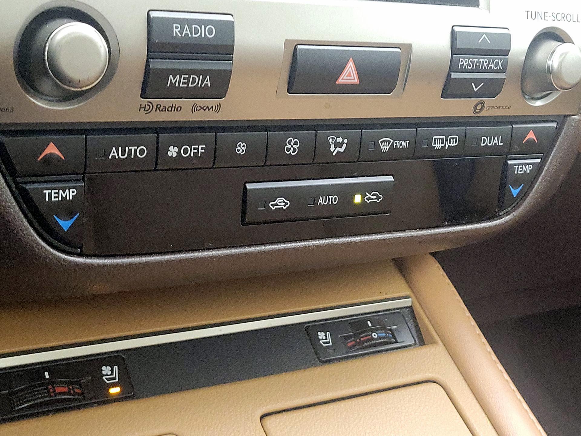 Thumbnail: 2018 Lexus ES - 16