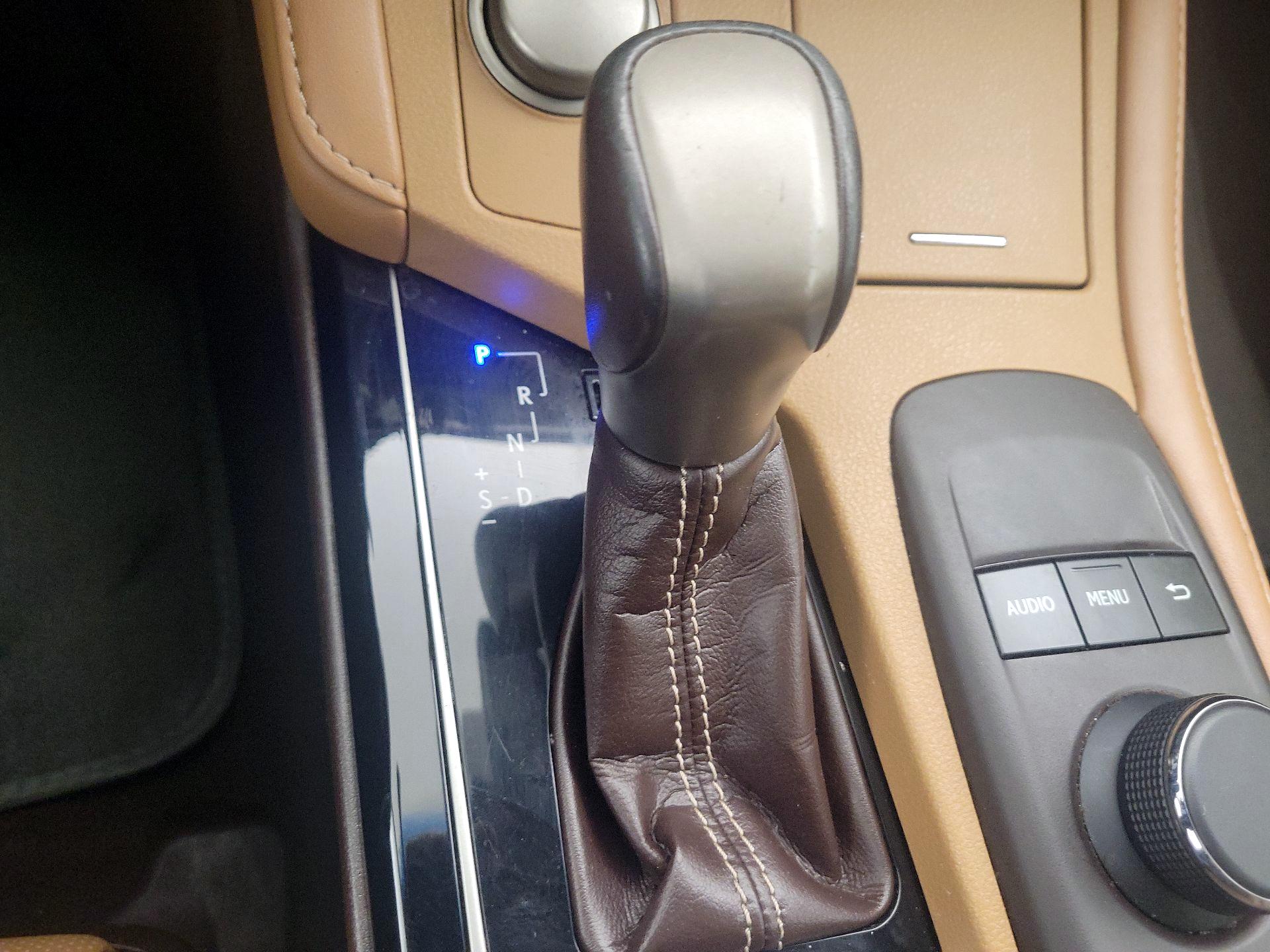 Thumbnail: 2018 Lexus ES - 17