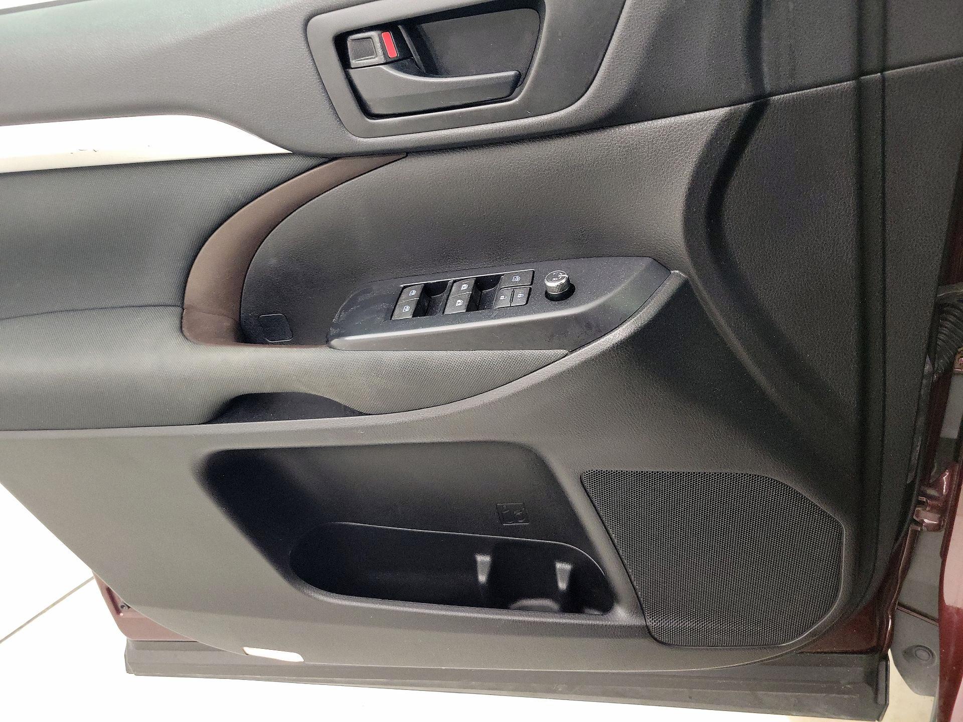 Thumbnail: 2019 Toyota Highlander - 12