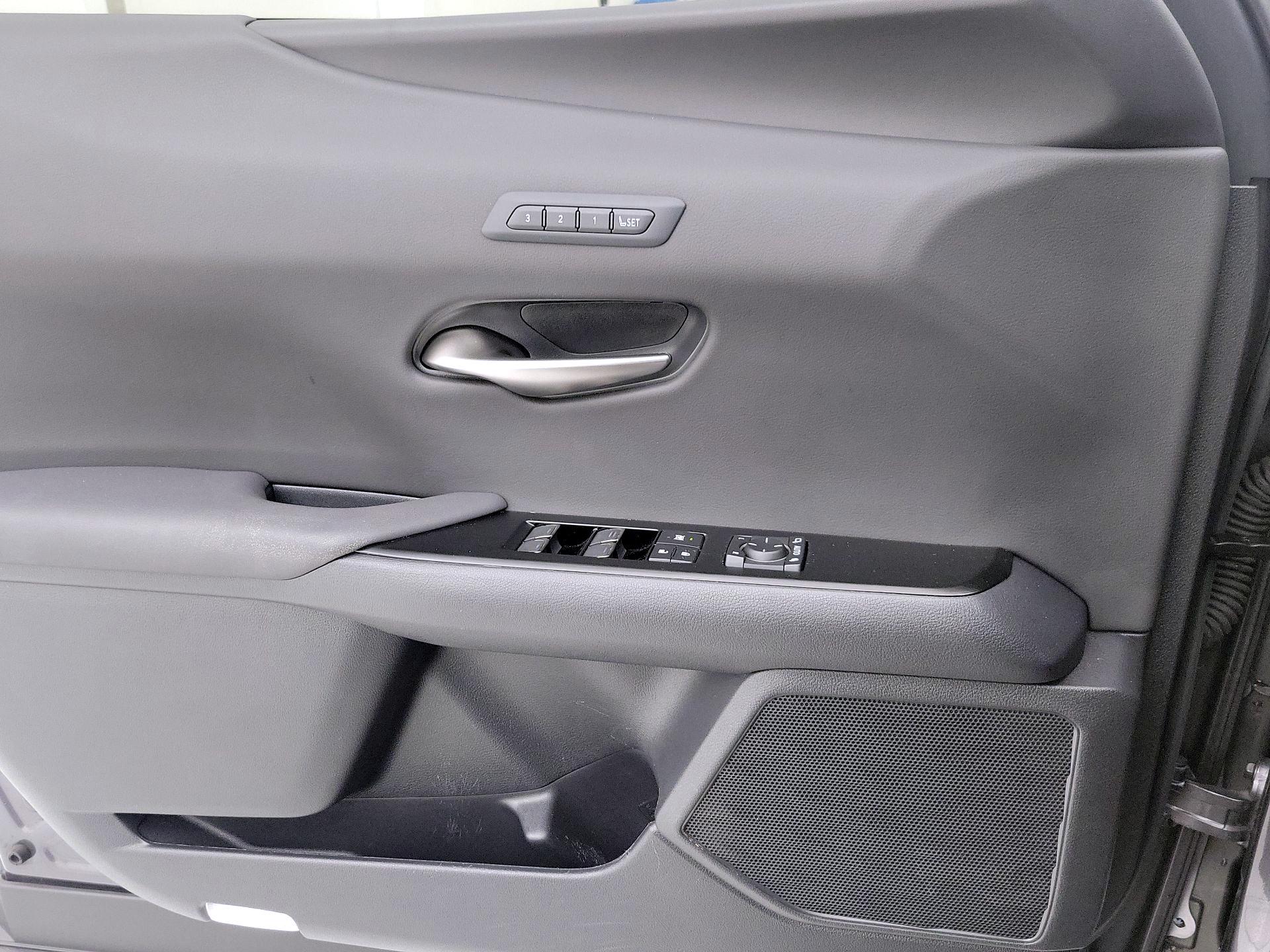 Thumbnail: 2023 Lexus UX - 12