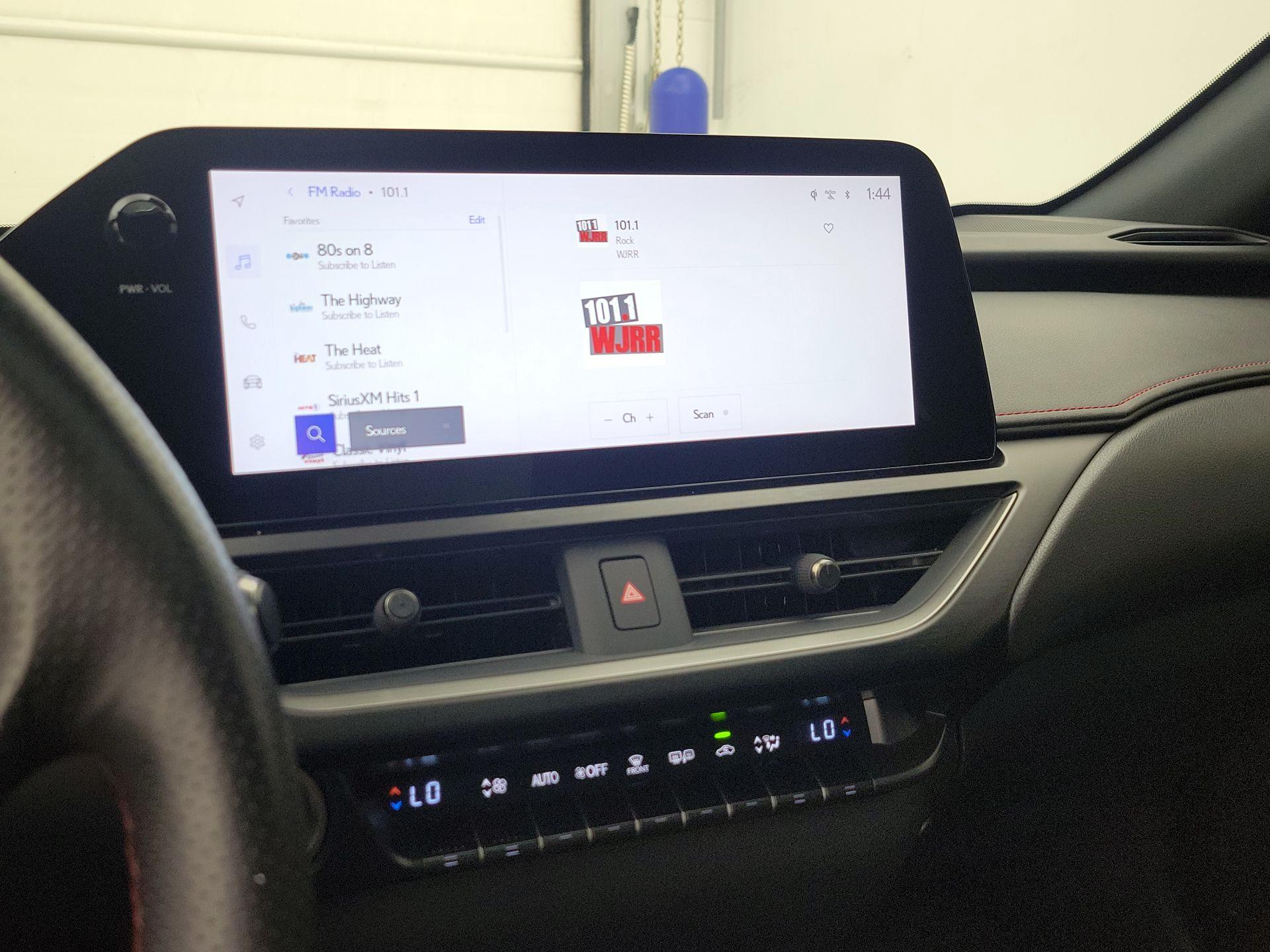 Thumbnail: 2023 Lexus UX - 15