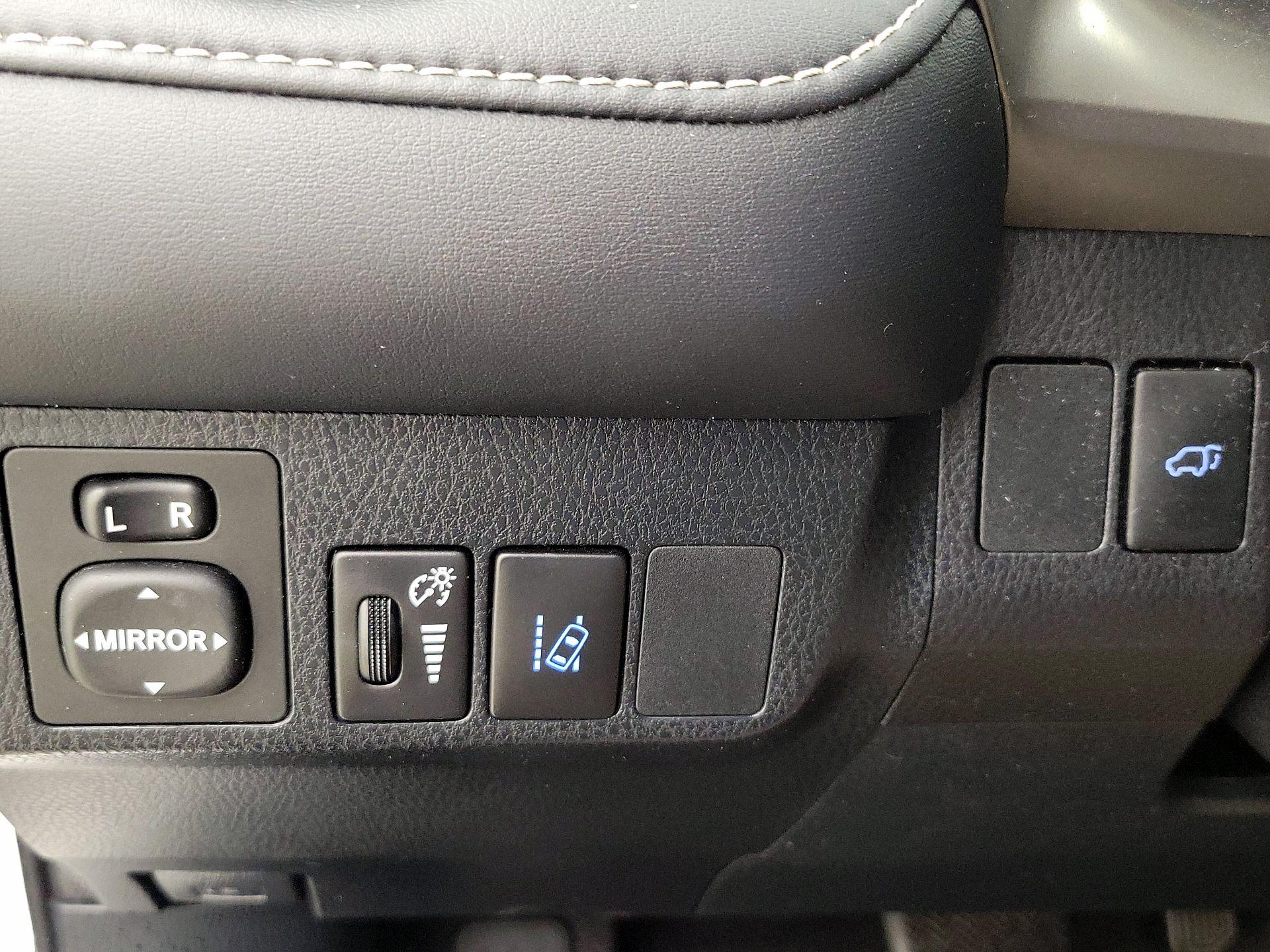 Thumbnail: 2018 Toyota RAV4 - 13