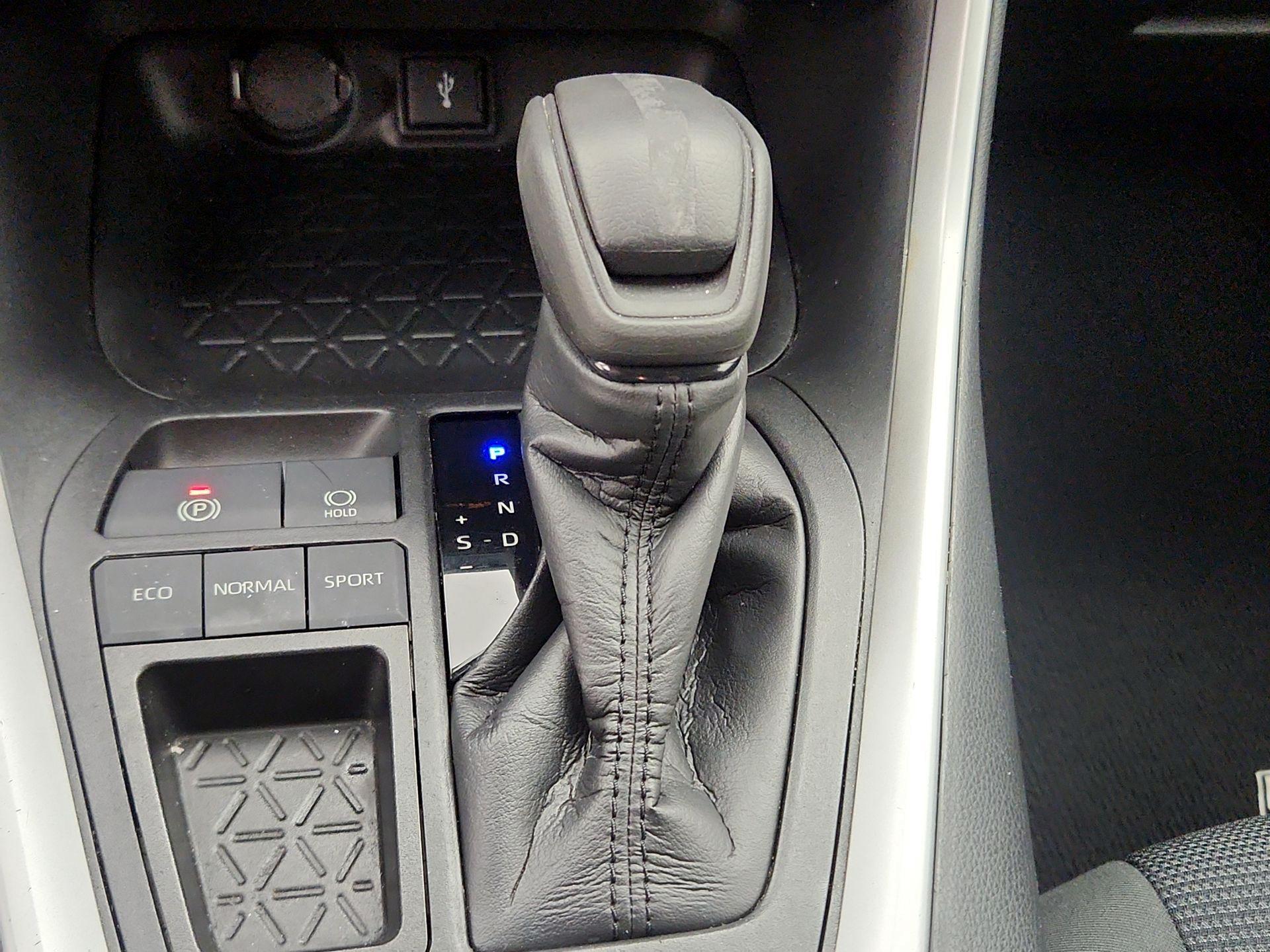 Thumbnail: 2021 Toyota RAV4 - 17