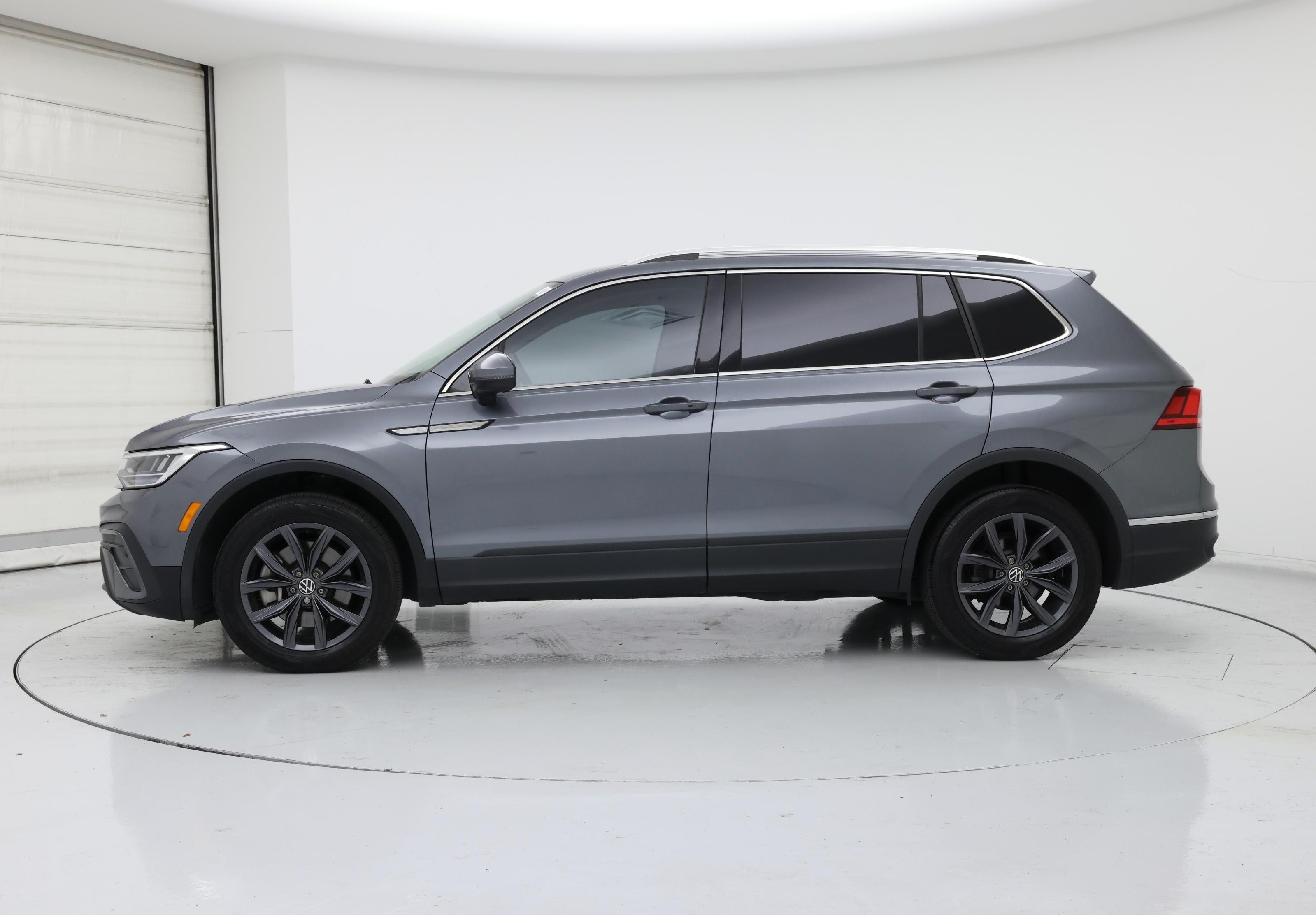 Thumbnail: 2022 Volkswagen Tiguan - 3