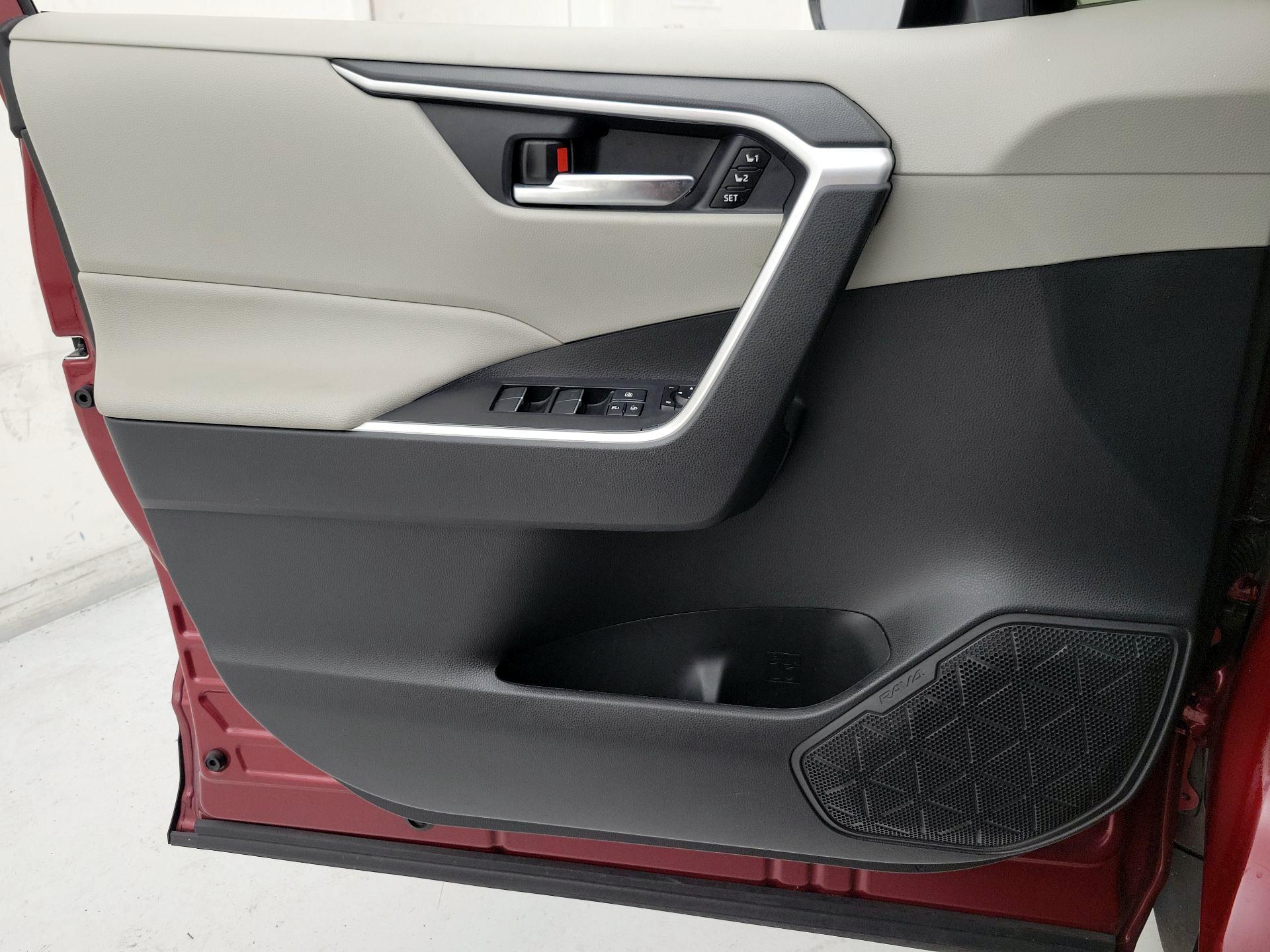 Thumbnail: 2021 Toyota RAV4 - 12