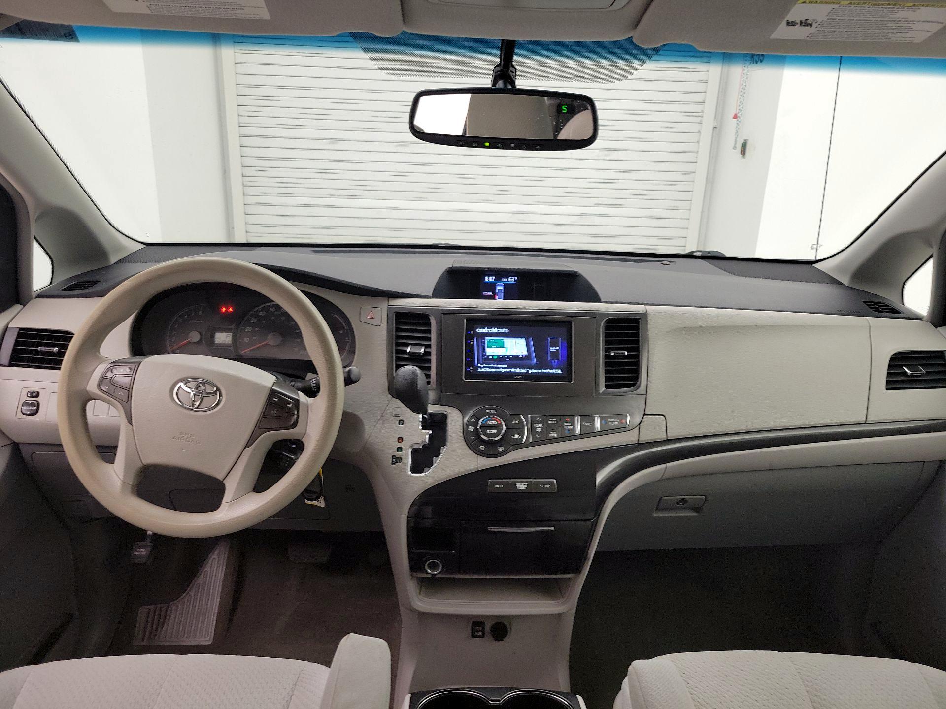 Thumbnail: 2014 Toyota Sienna - 9