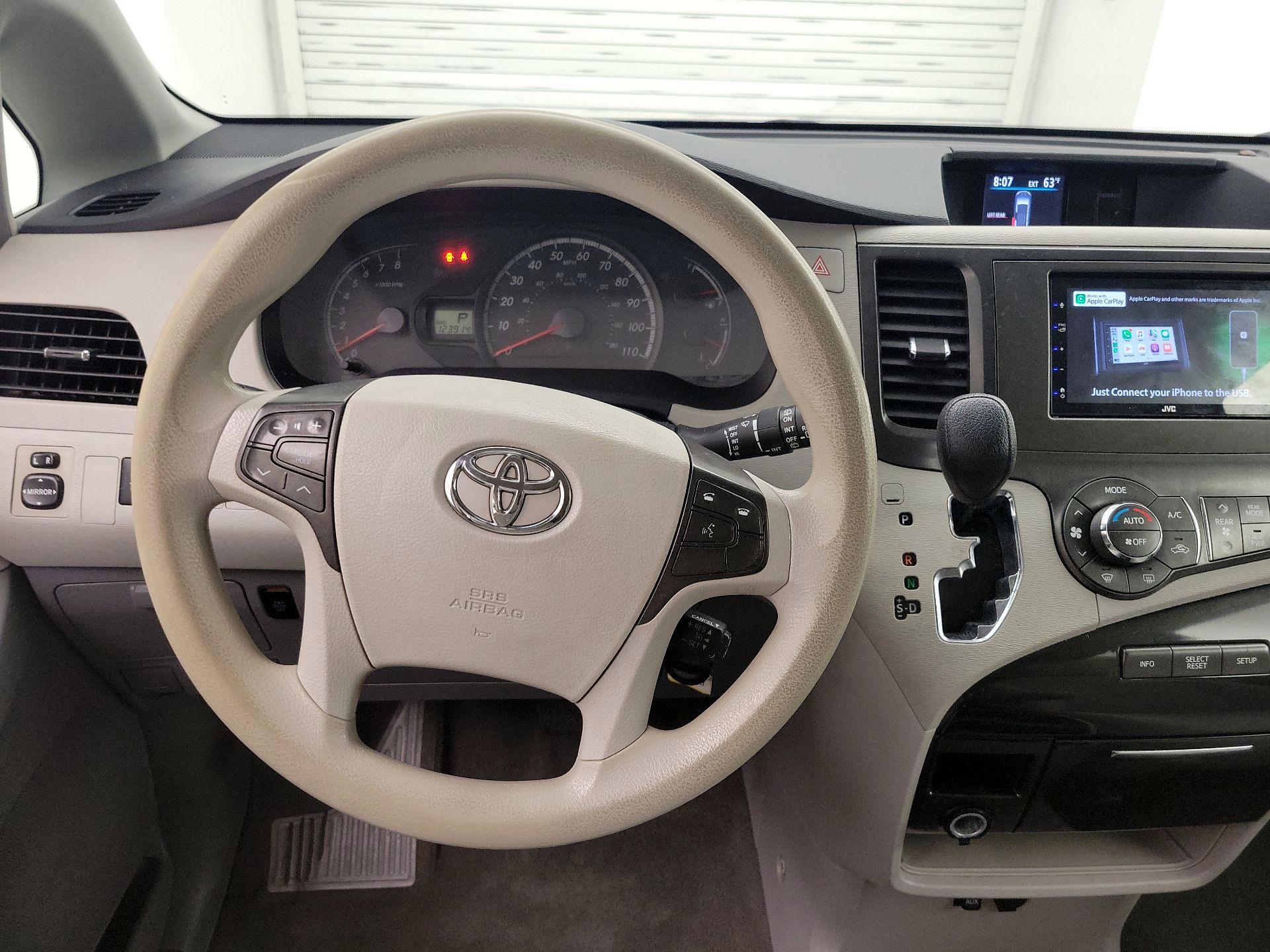 Thumbnail: 2014 Toyota Sienna - 10
