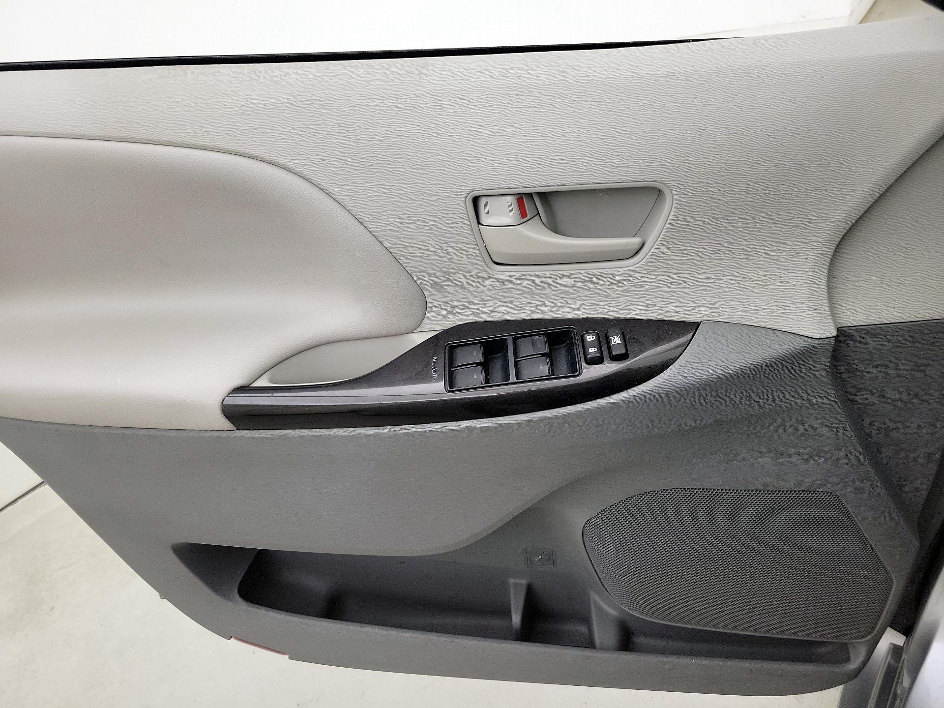 Thumbnail: 2014 Toyota Sienna - 12