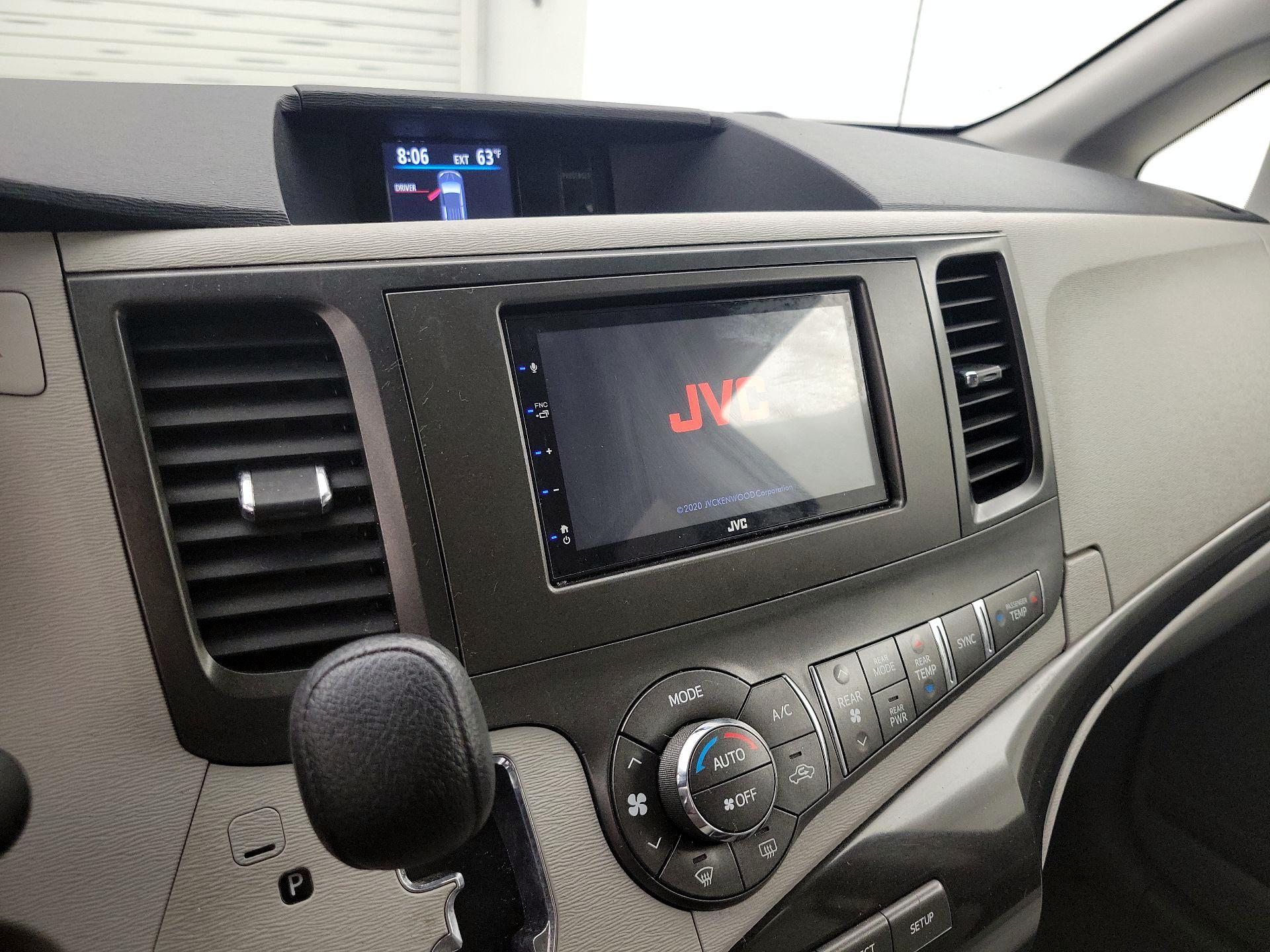 Thumbnail: 2014 Toyota Sienna - 15