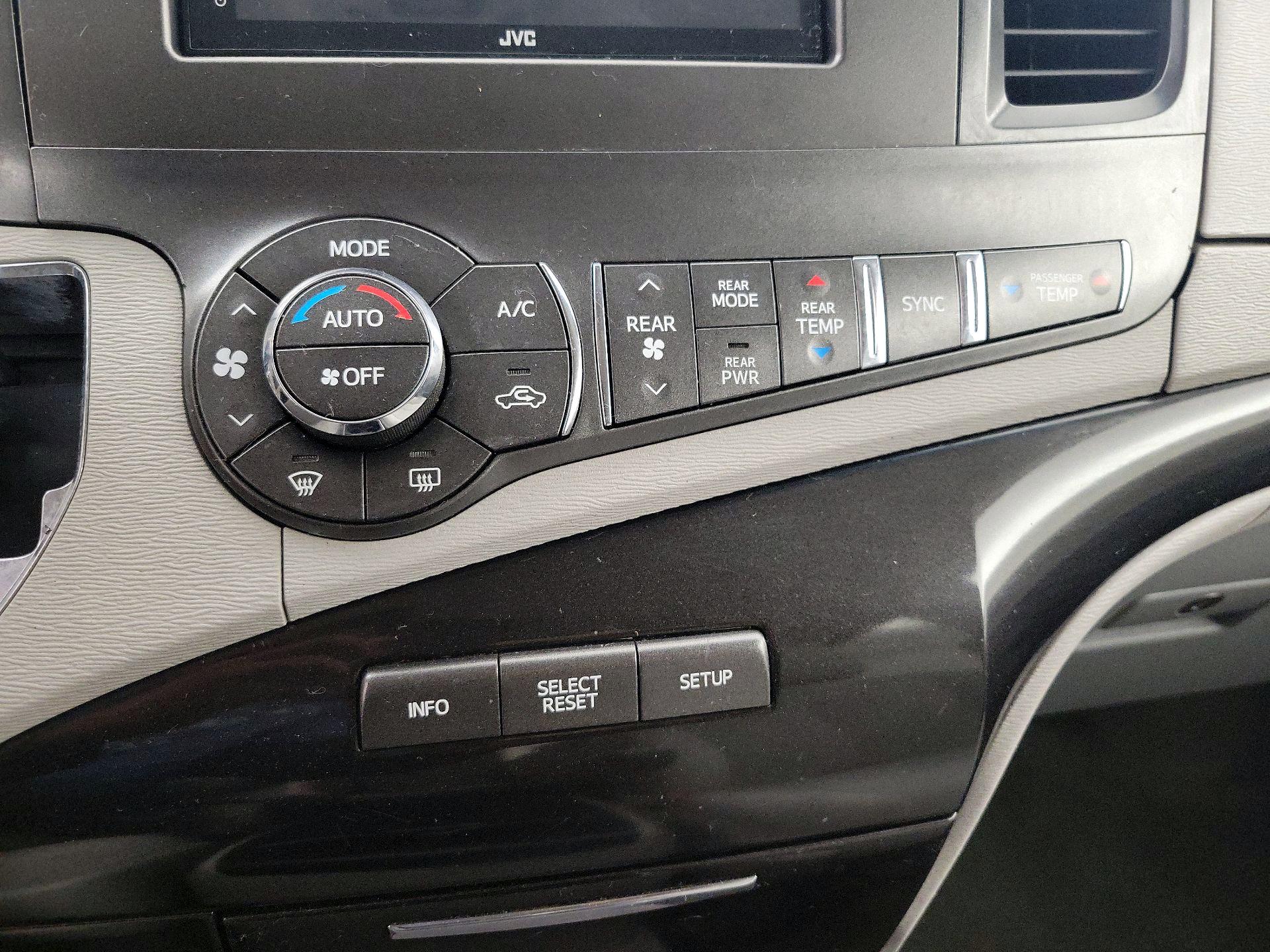 Thumbnail: 2014 Toyota Sienna - 16