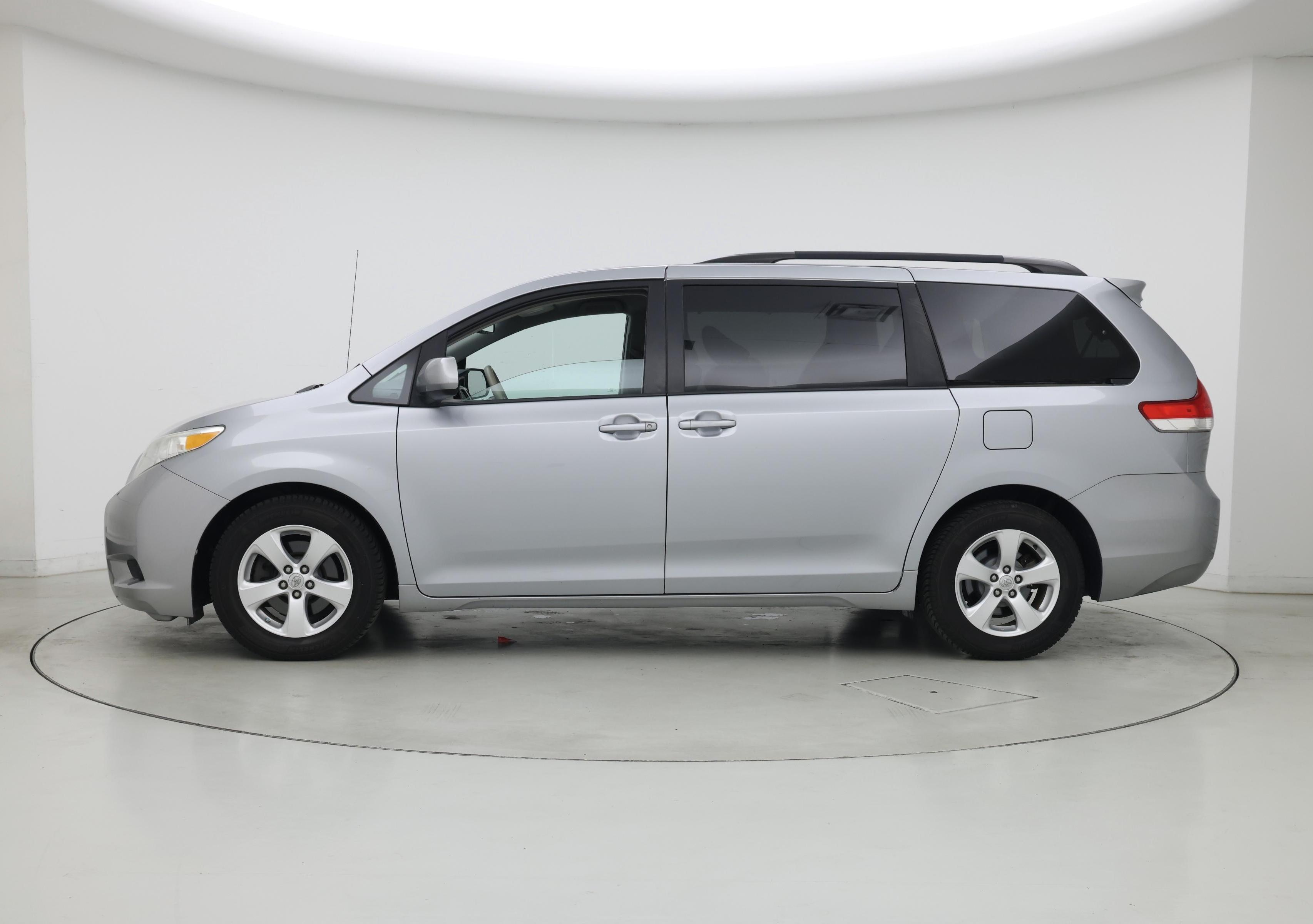 Thumbnail: 2014 Toyota Sienna - 3