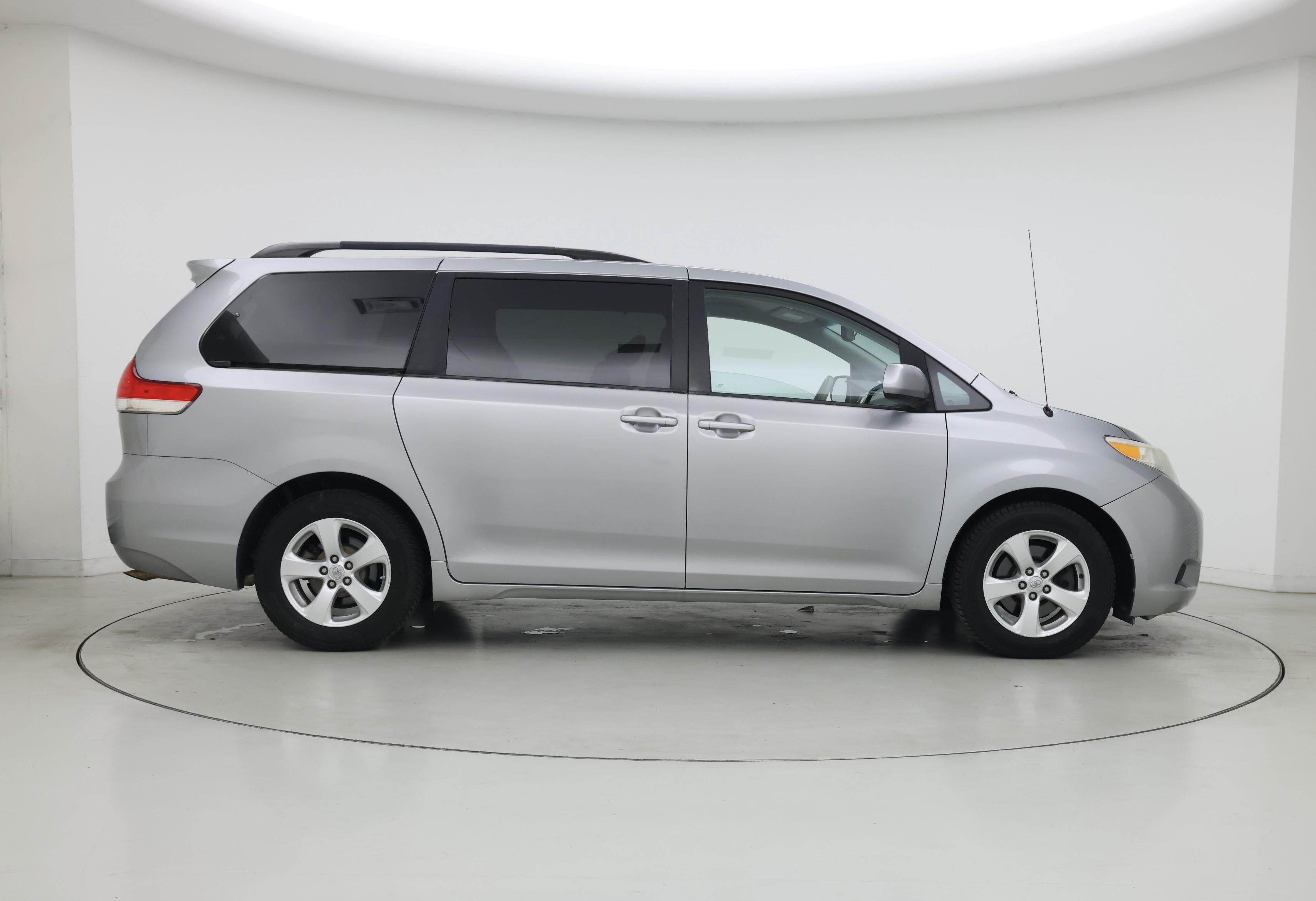 Thumbnail: 2014 Toyota Sienna - 7