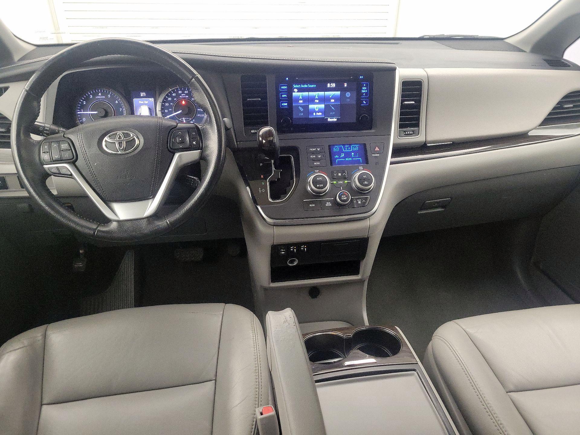 Thumbnail: 2017 Toyota Sienna - 9