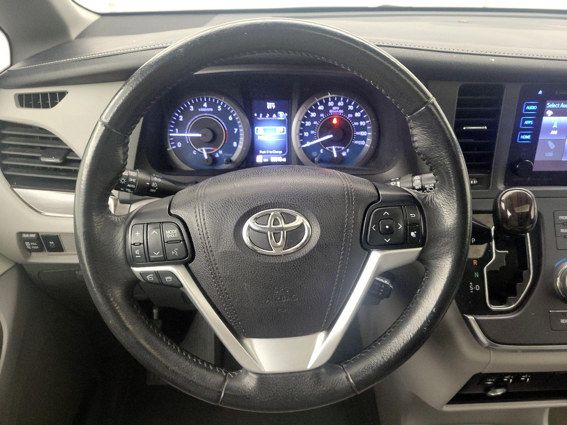 Thumbnail: 2017 Toyota Sienna - 10