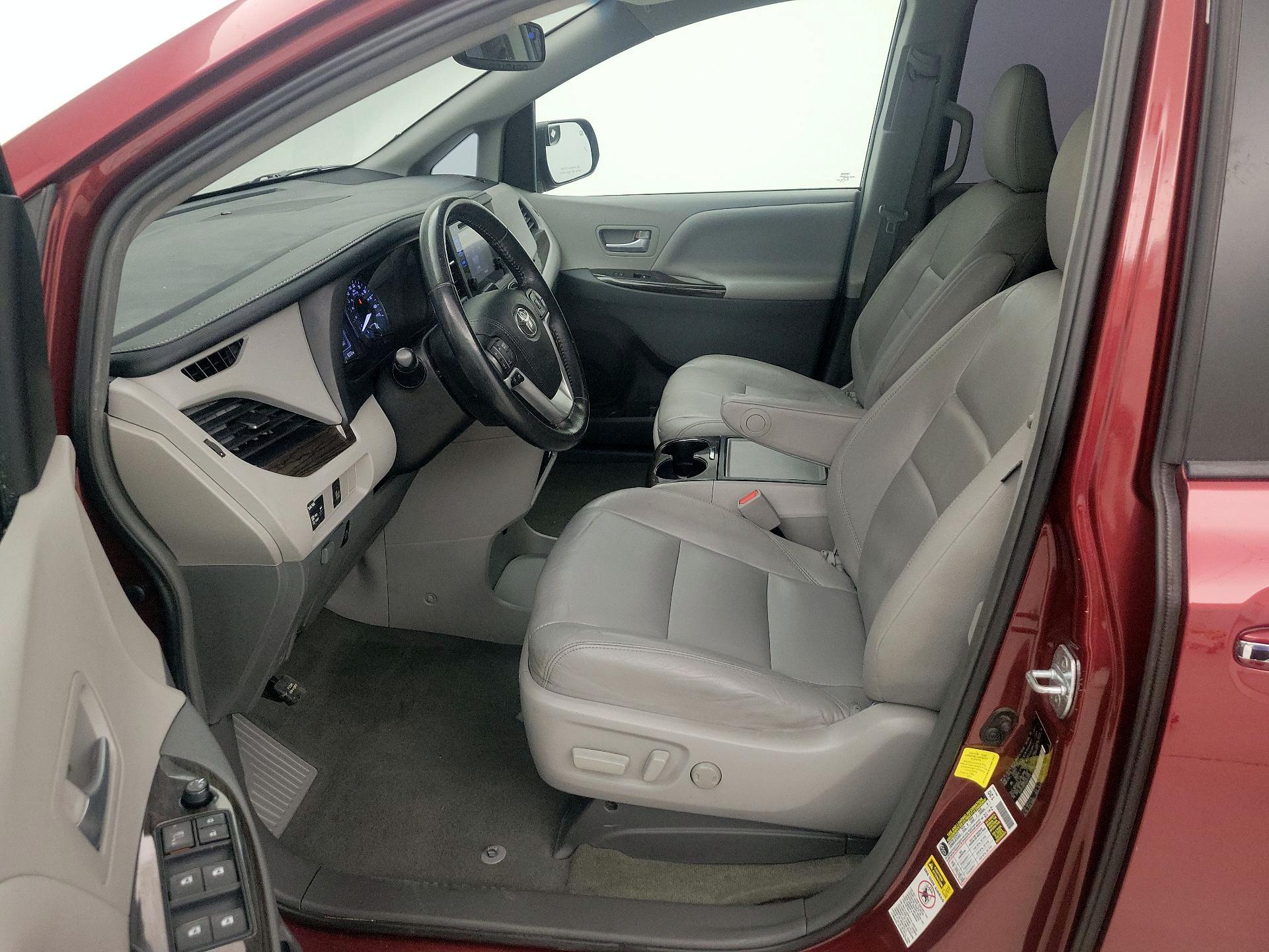 Thumbnail: 2017 Toyota Sienna - 11