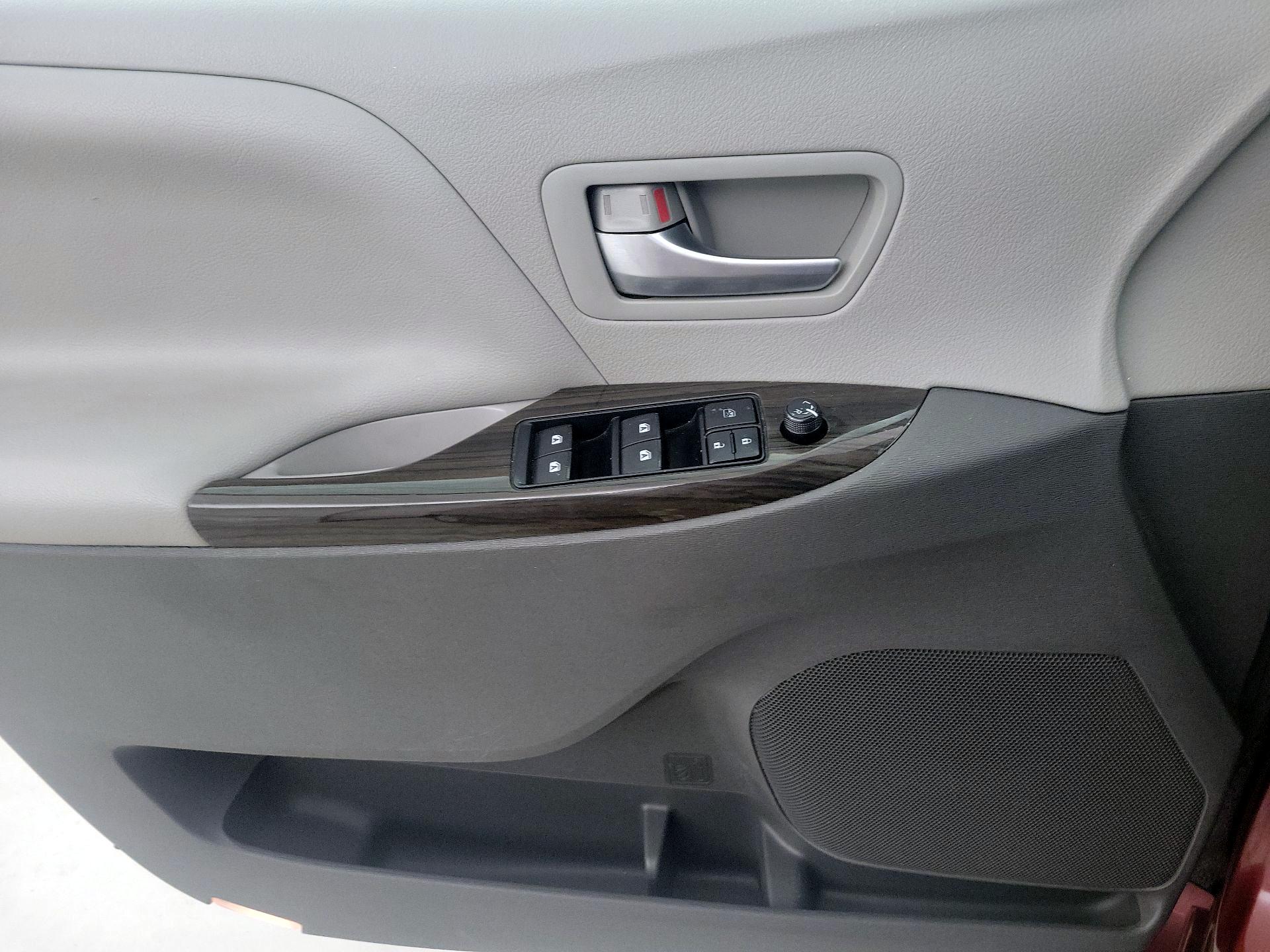 Thumbnail: 2017 Toyota Sienna - 12