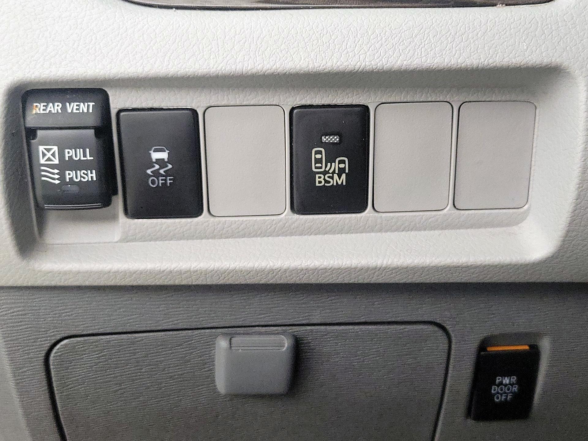 Thumbnail: 2017 Toyota Sienna - 13