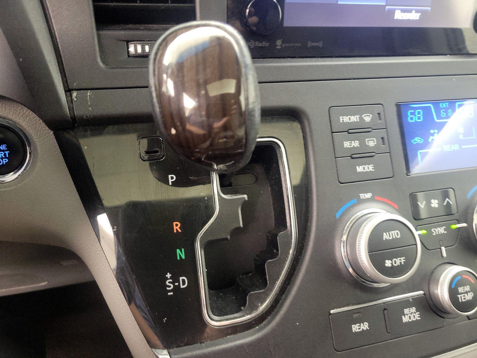 Thumbnail: 2017 Toyota Sienna - 17