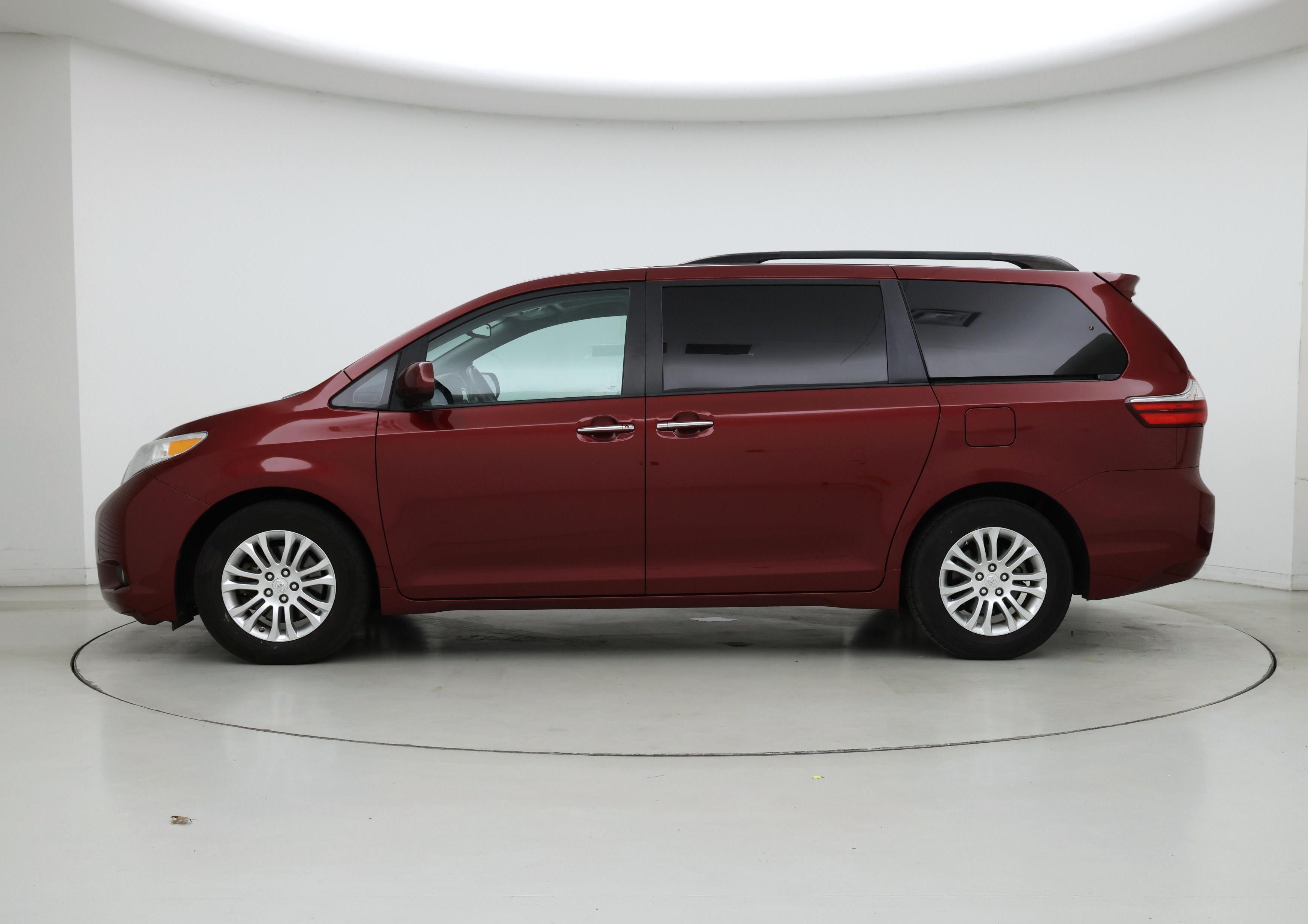 Thumbnail: 2017 Toyota Sienna - 3