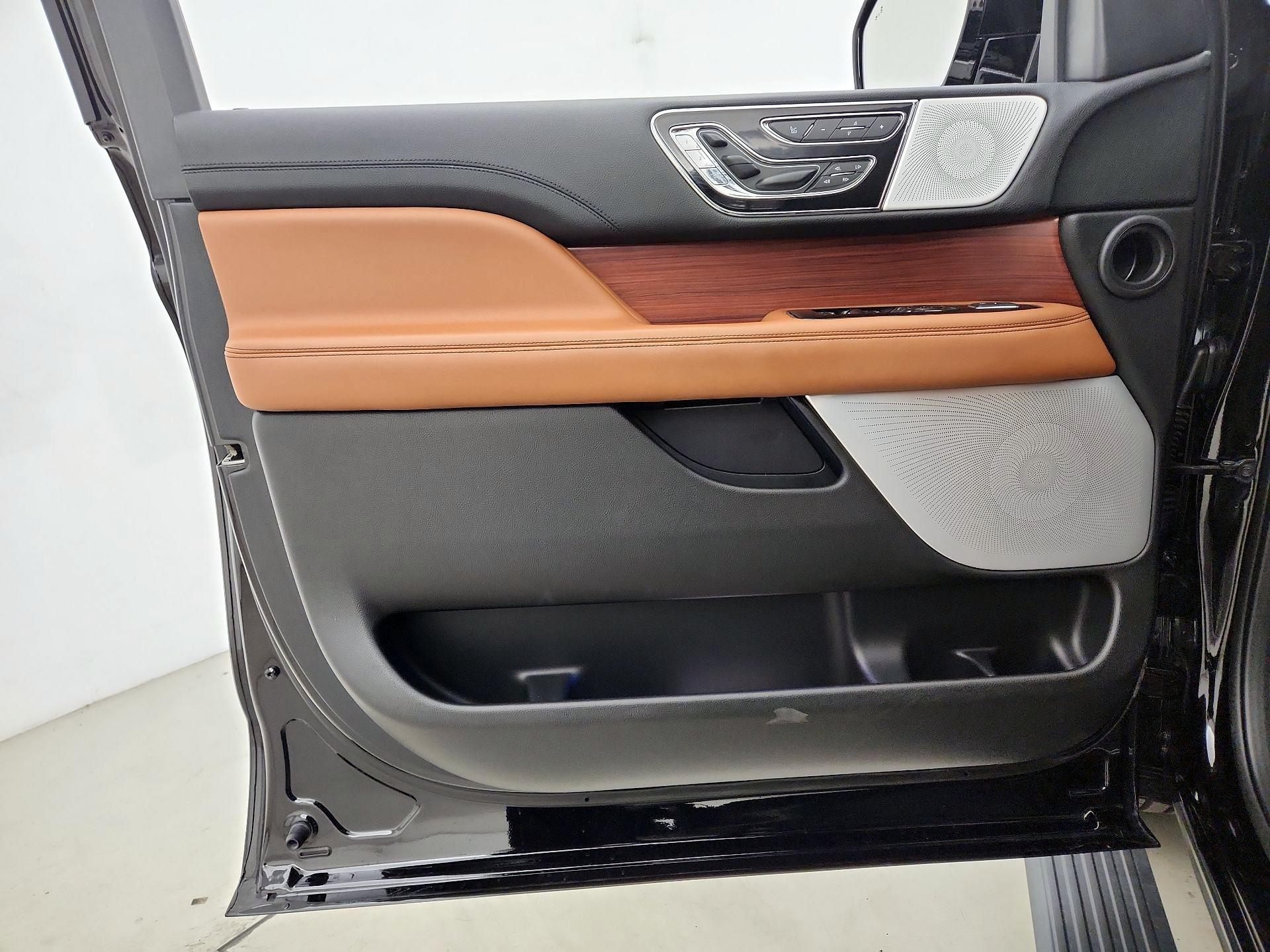 Thumbnail: 2021 Lincoln Navigator L - 12