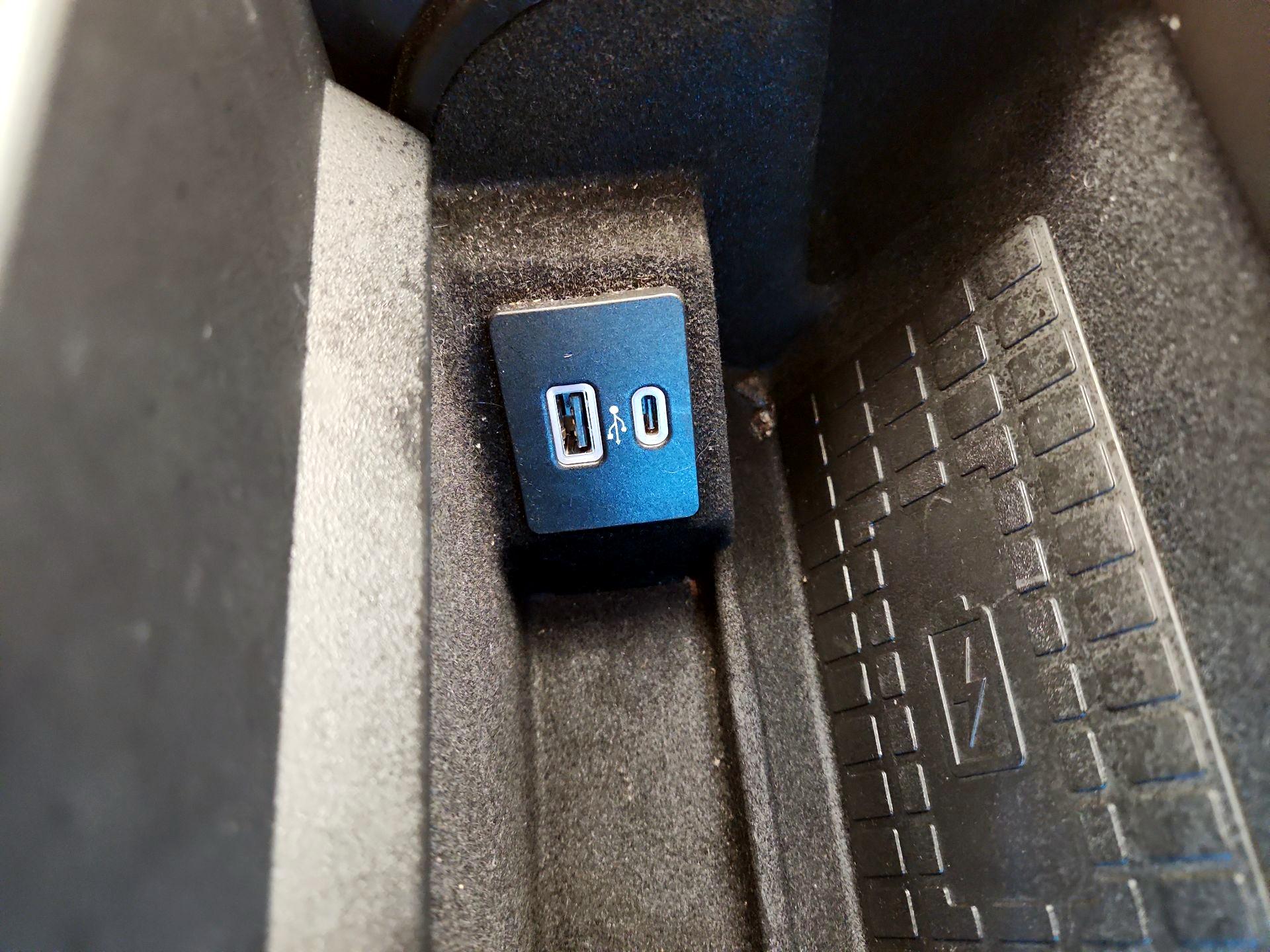 Thumbnail: 2021 Lincoln Navigator L - 19