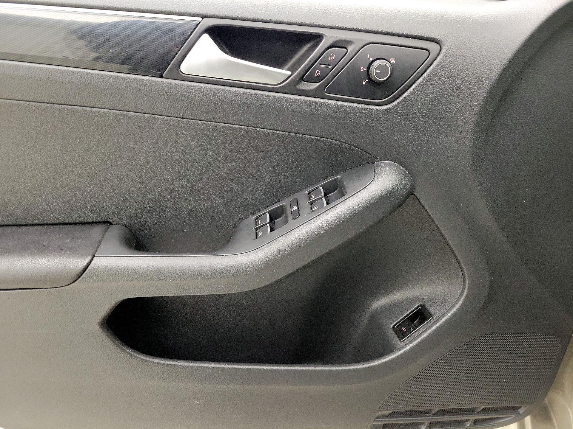 Thumbnail: 2016 Volkswagen Jetta - 12