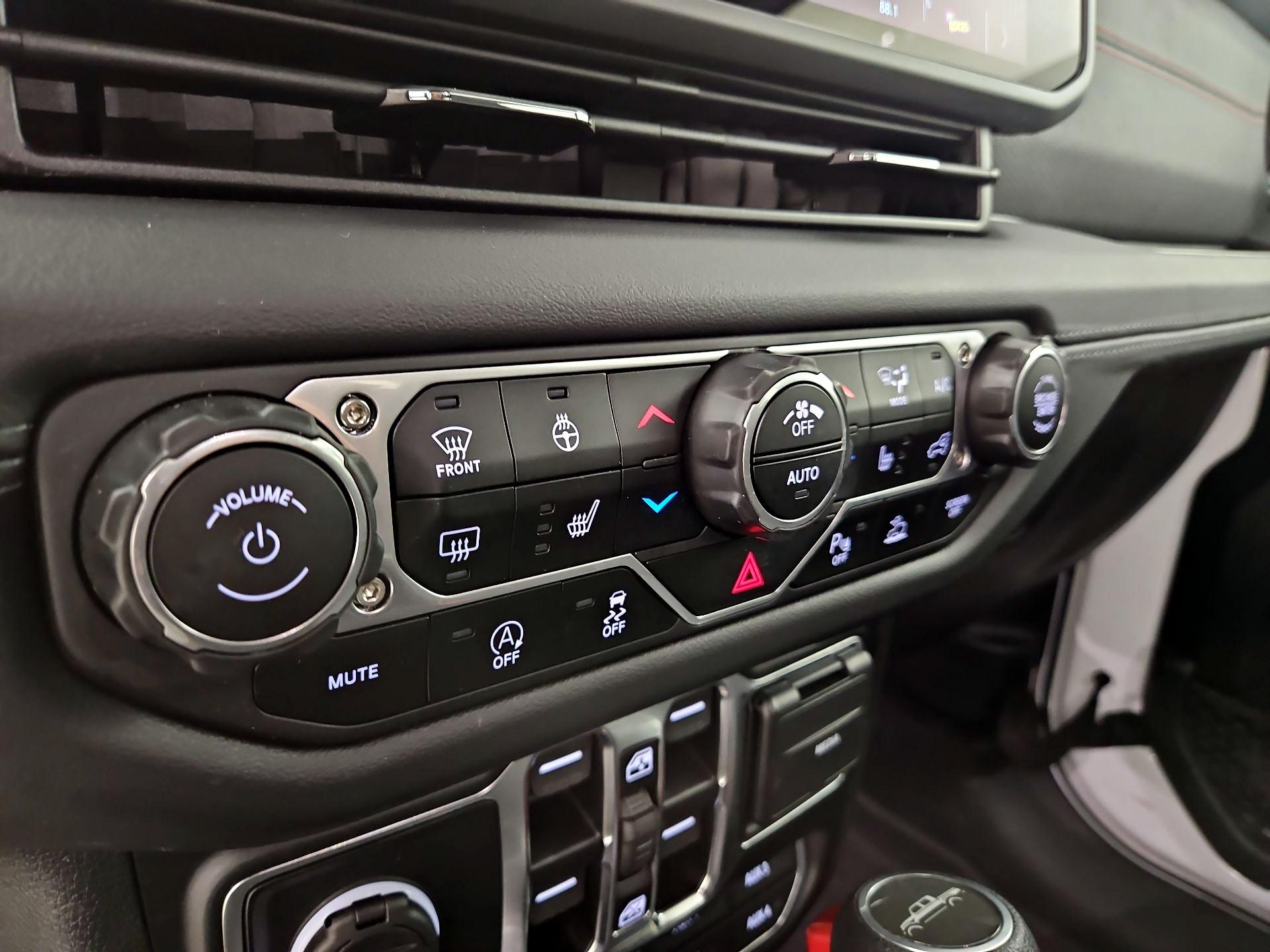 Thumbnail: 2024 Jeep Gladiator - 17