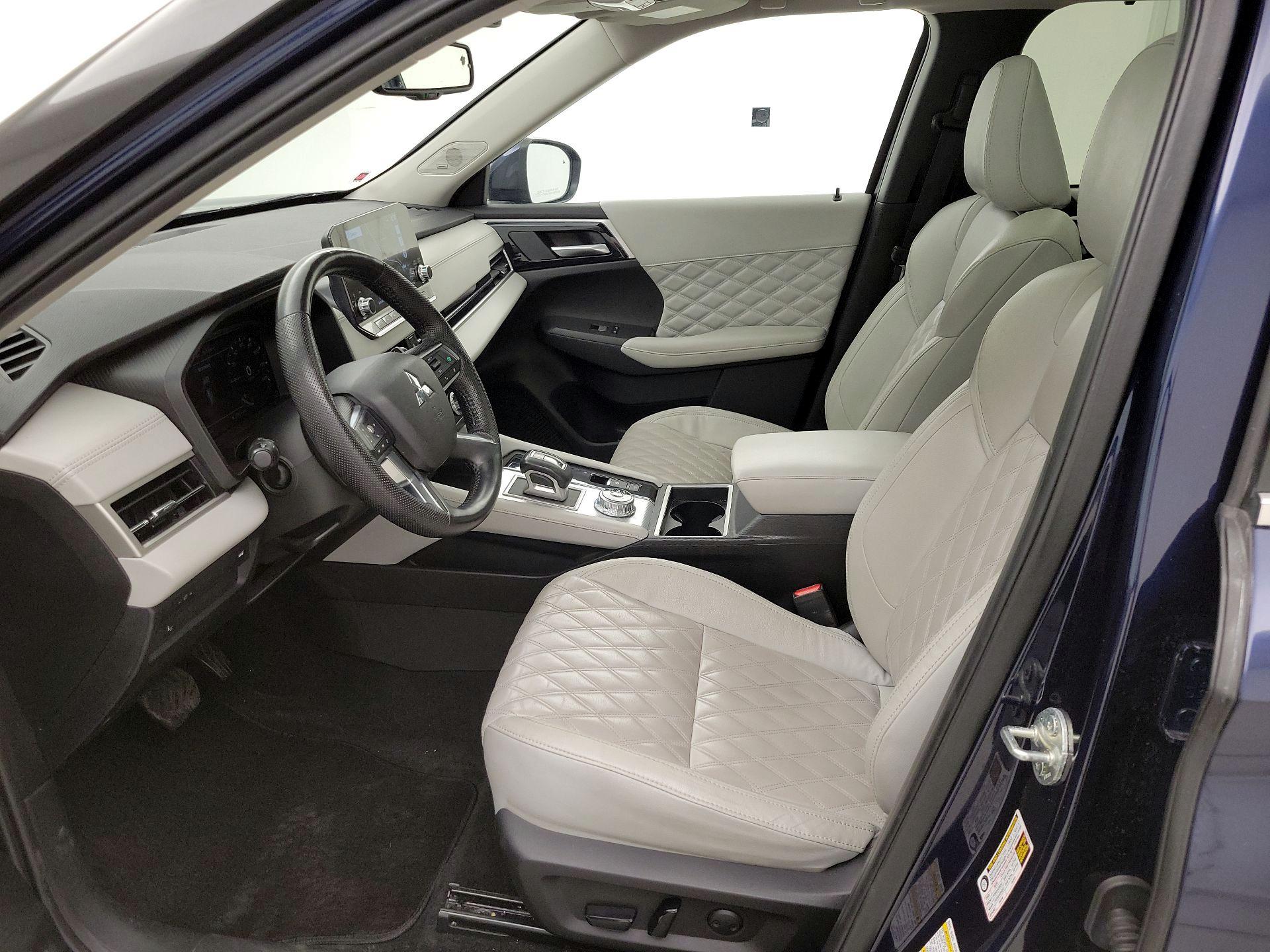 Thumbnail: 2023 Mitsubishi Outlander - 11