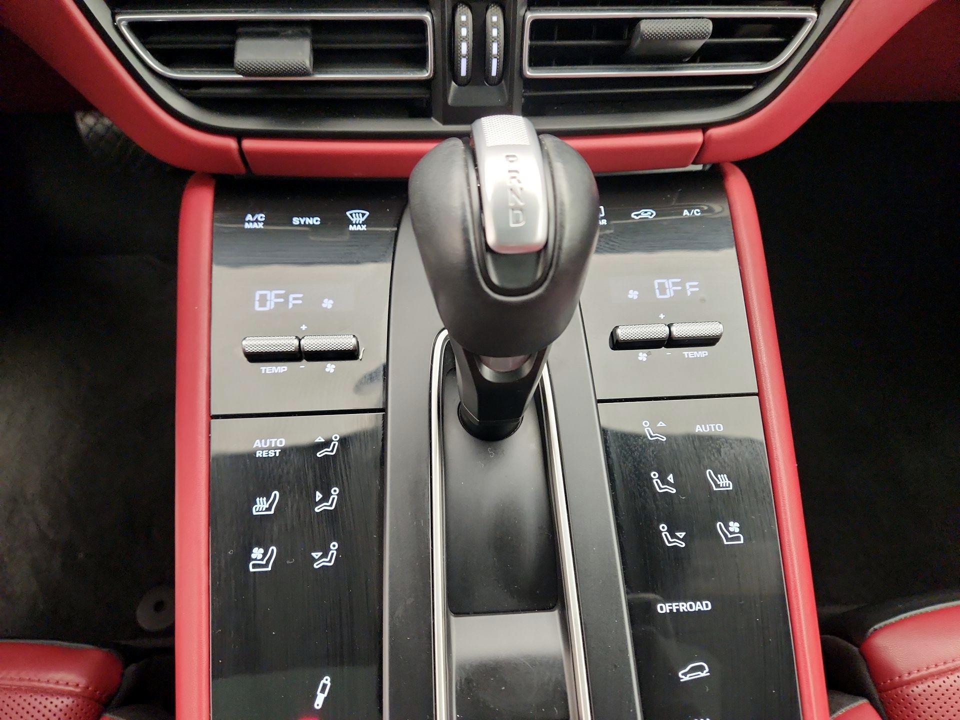 Thumbnail: 2023 Porsche Macan - 18