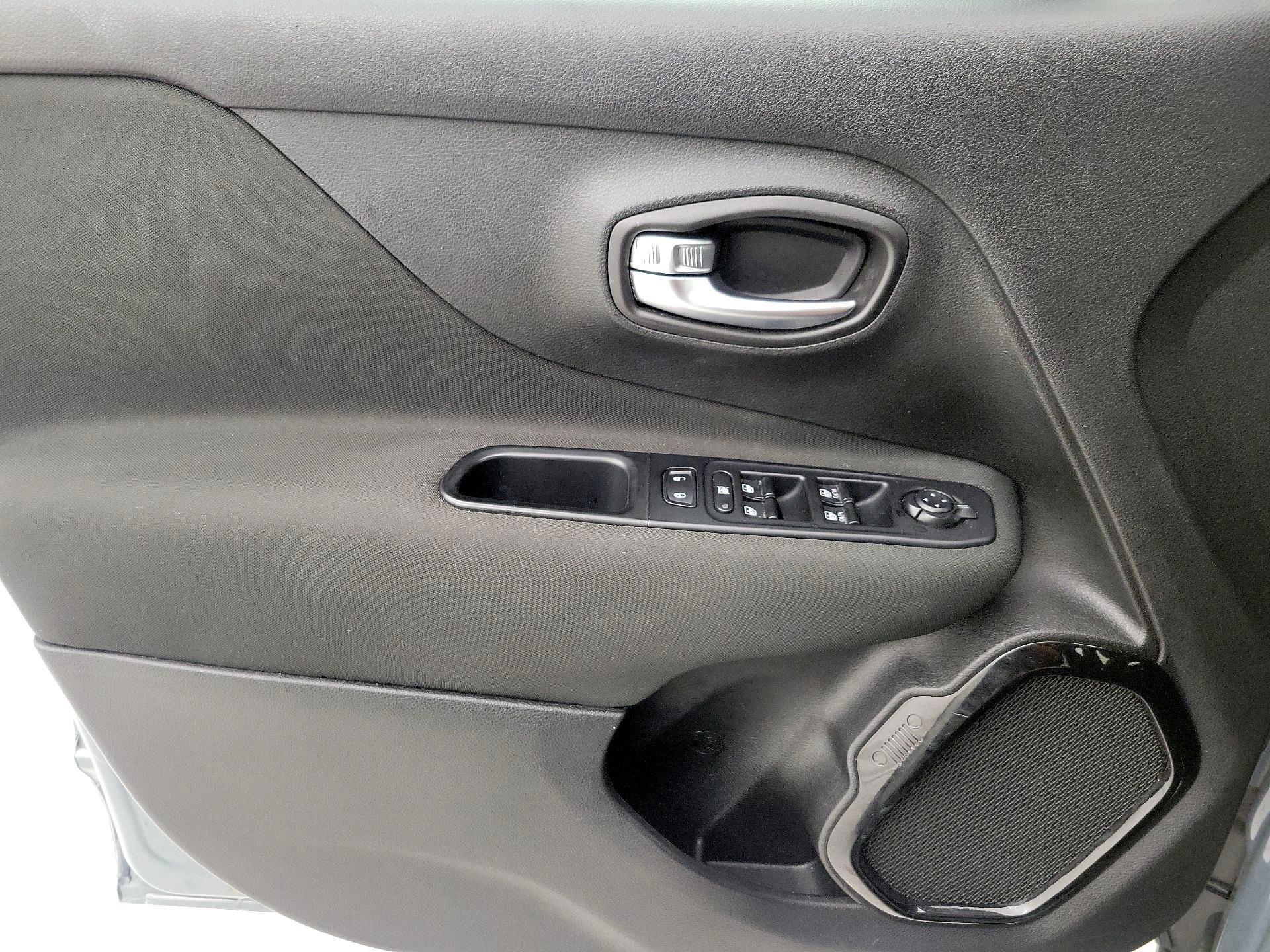 Thumbnail: 2017 Jeep Renegade - 12