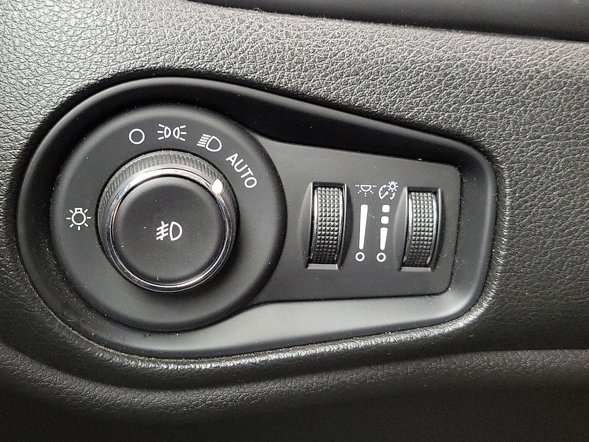 Thumbnail: 2017 Jeep Renegade - 13