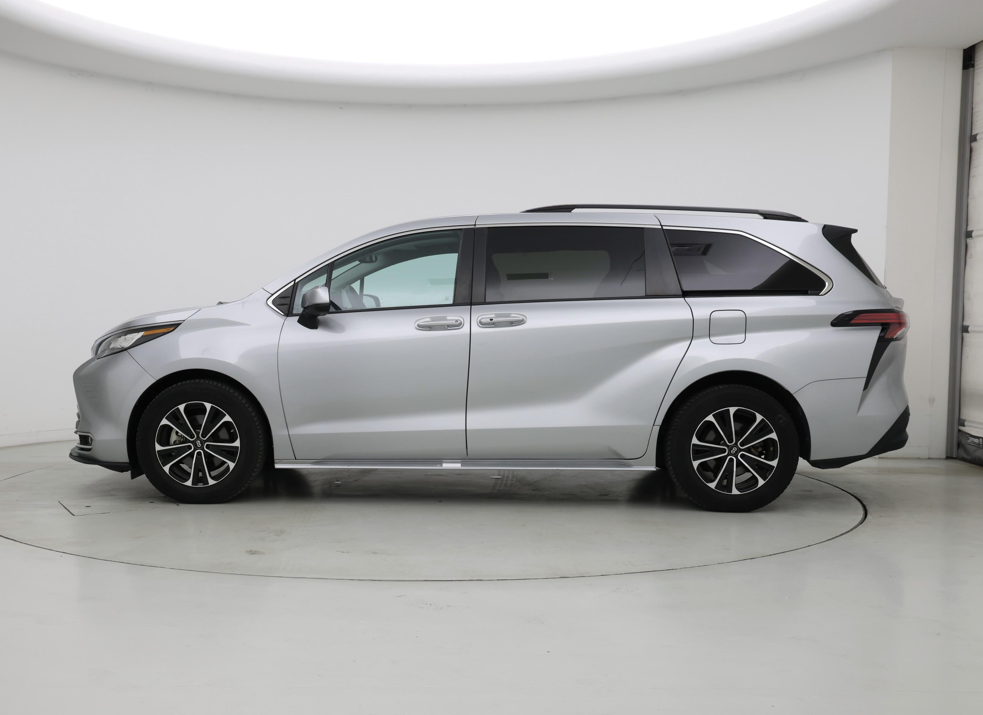 Thumbnail: 2021 Toyota Sienna - 3
