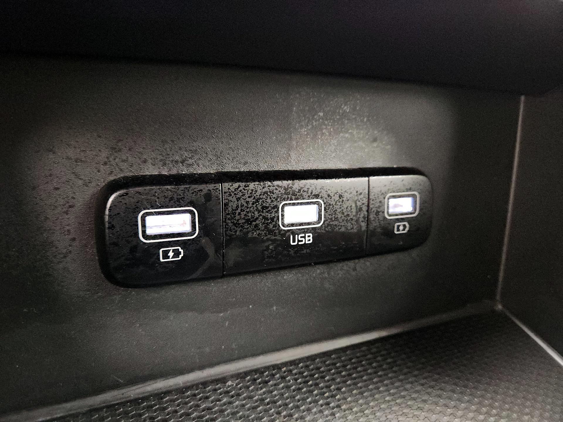 Thumbnail: 2023 Kia Carnival - 18