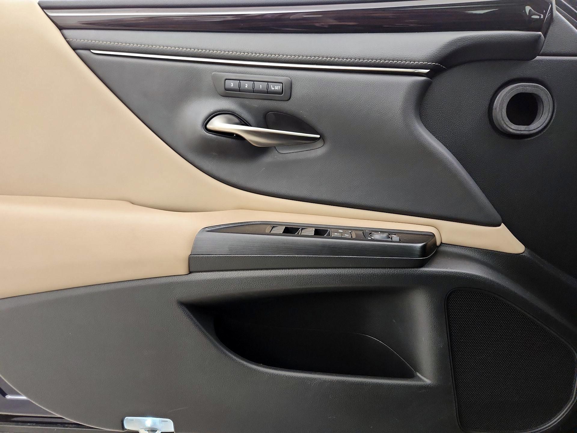 Thumbnail: 2020 Lexus ES - 12