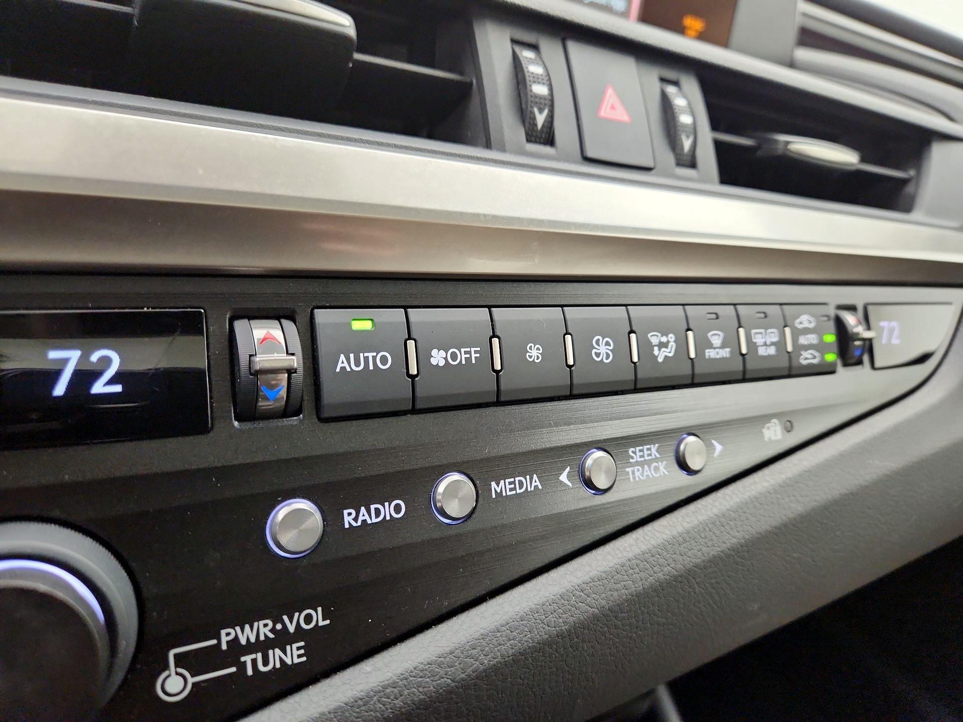 Thumbnail: 2020 Lexus ES - 17