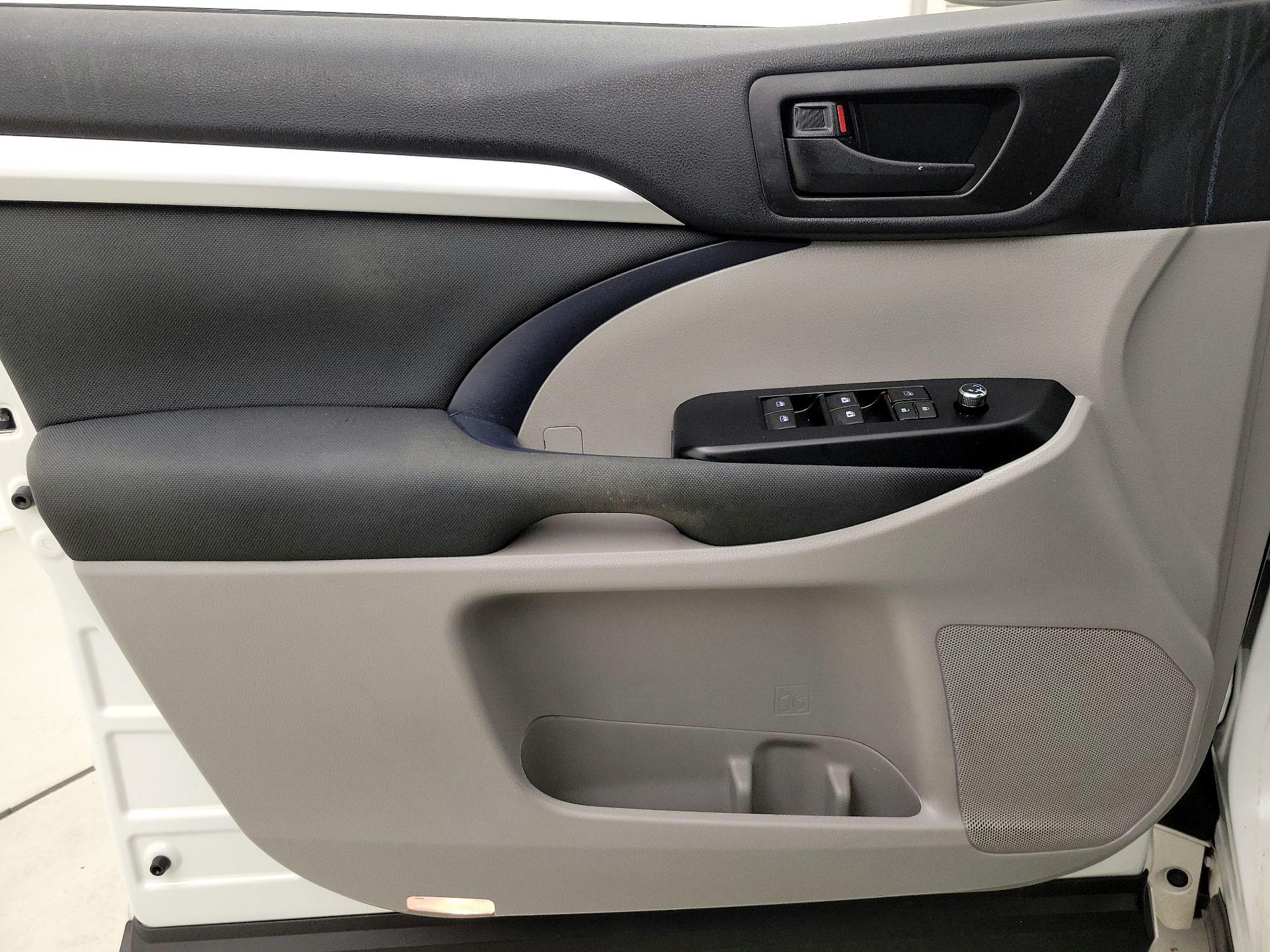 Thumbnail: 2017 Toyota Highlander - 12