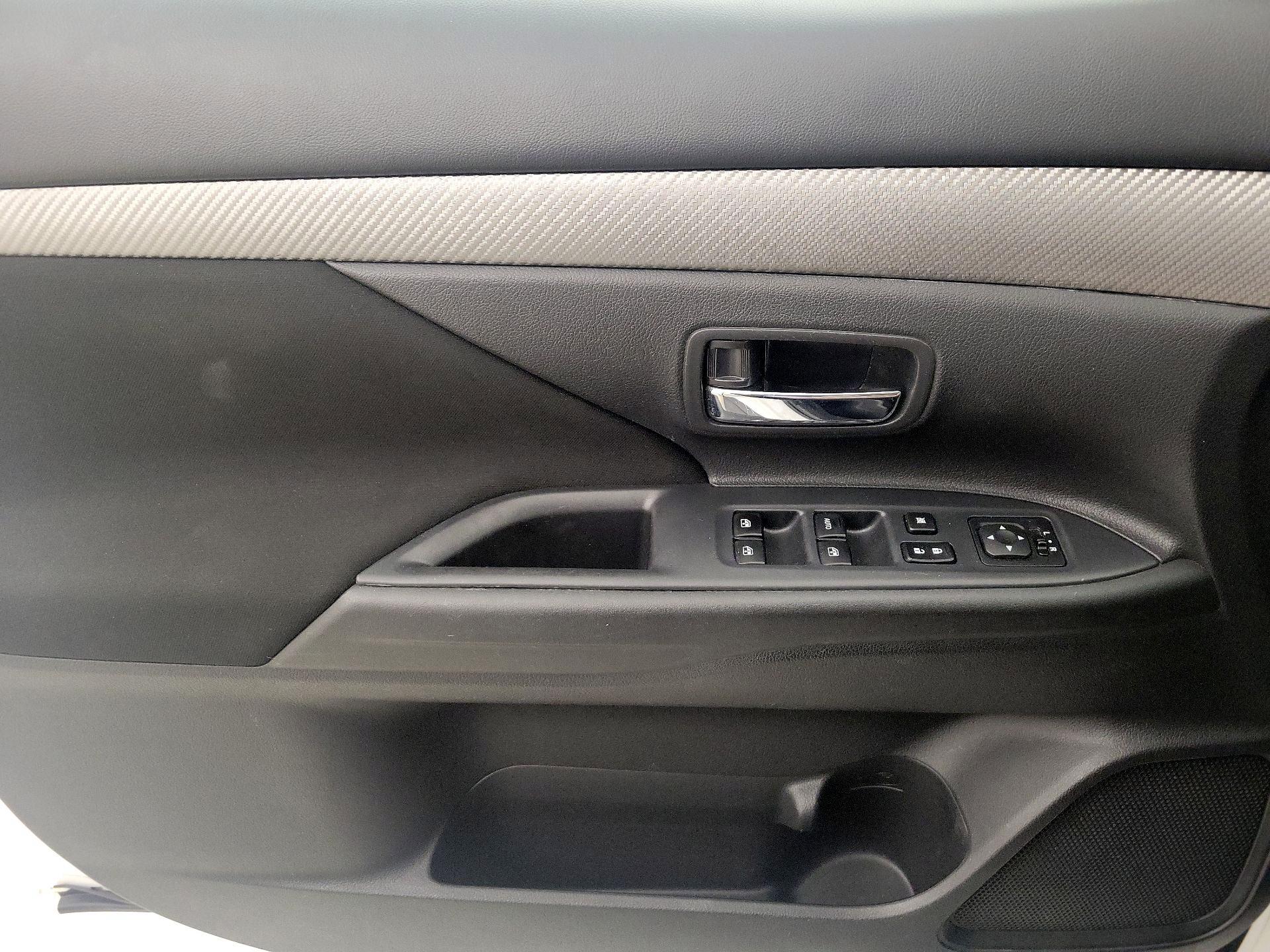 Thumbnail: 2017 Mitsubishi Outlander - 12