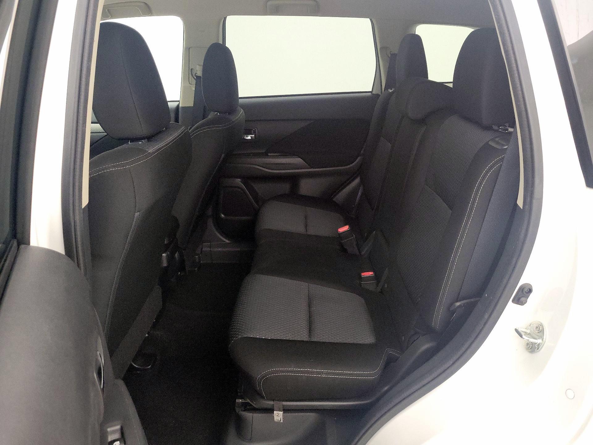 Thumbnail: 2017 Mitsubishi Outlander - 19