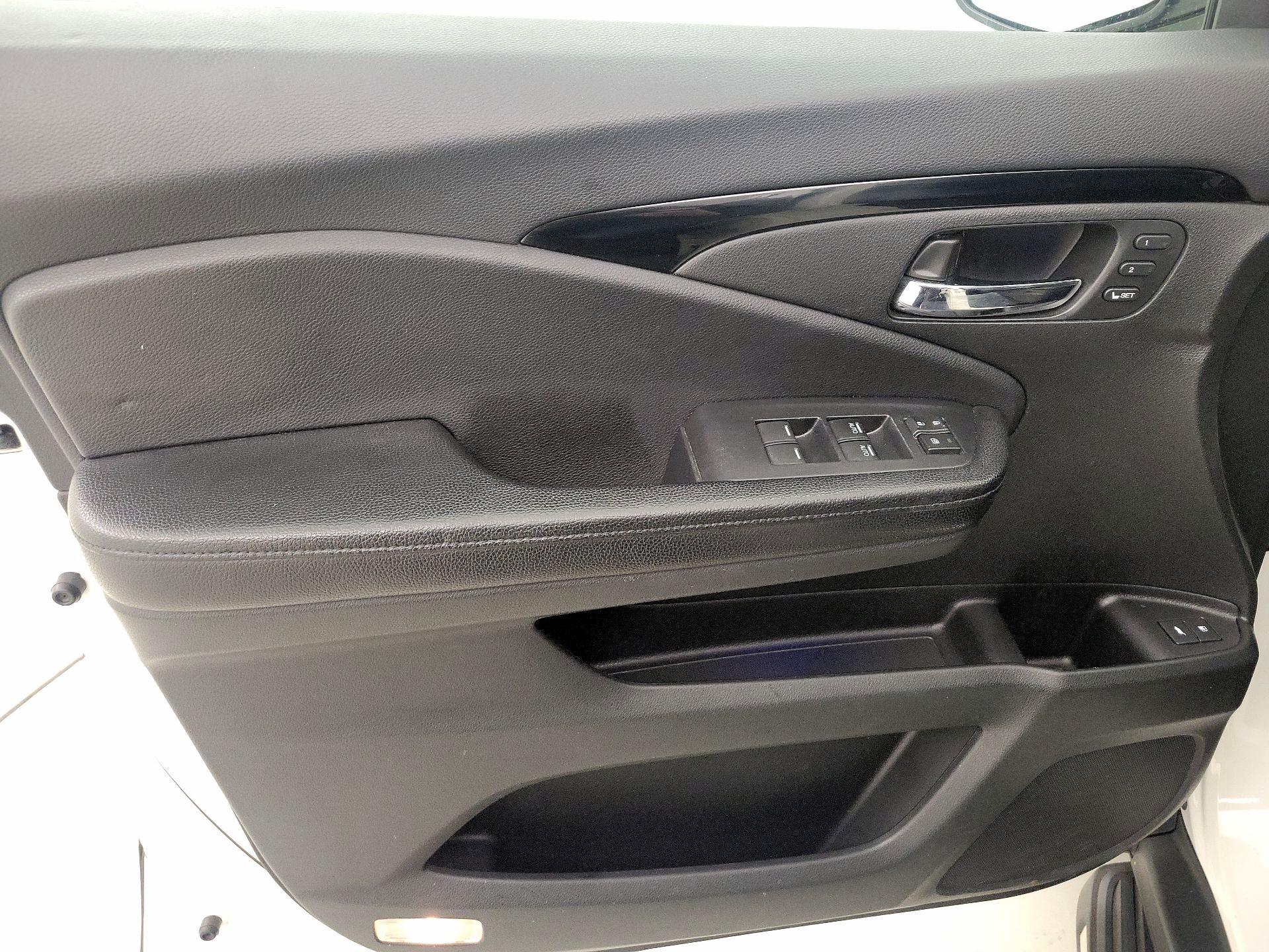 Thumbnail: 2017 Honda Pilot - 12