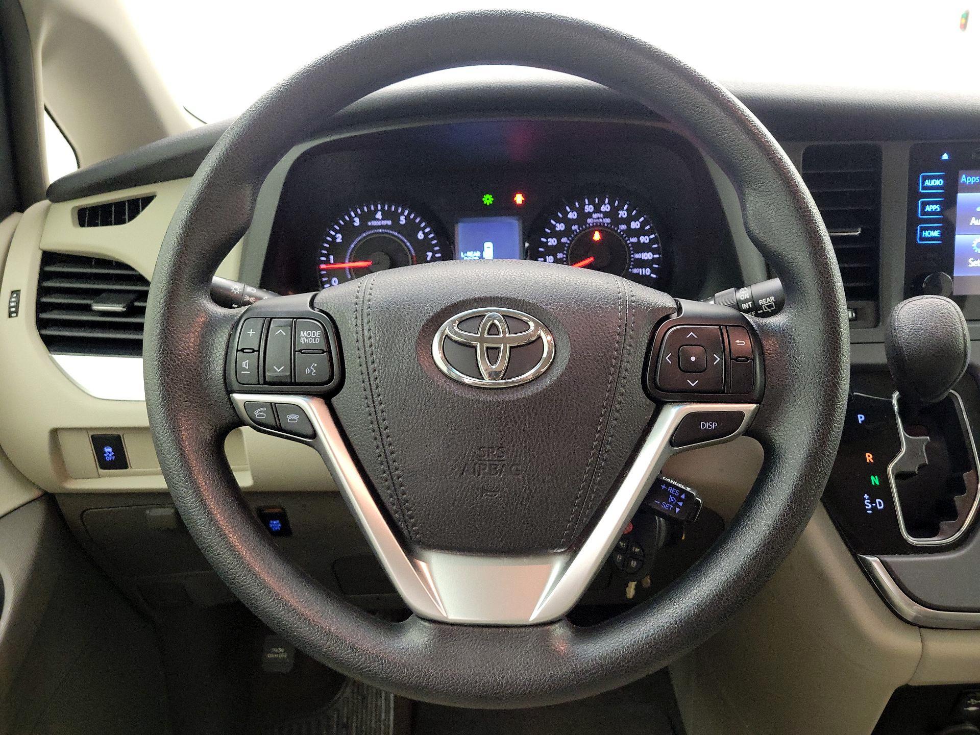 Thumbnail: 2017 Toyota Sienna - 10